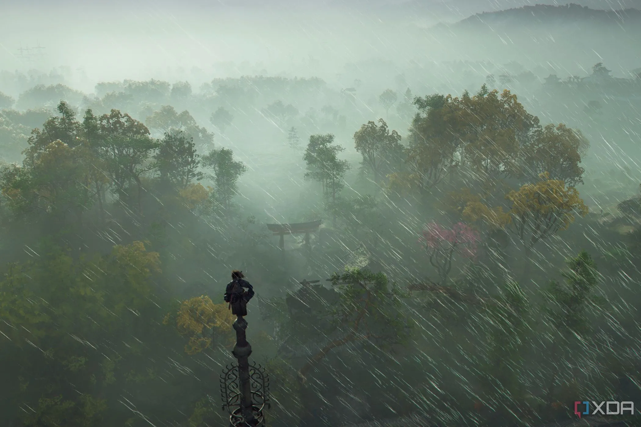 Naoe đang đồng bộ hóa Viewpoint trên đỉnh tháp cao trong Assassin's Creed Shadows dưới trời mưa