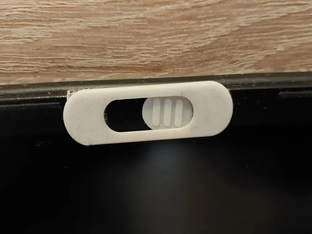 Nắp che webcam trượt do Becks86 thiết kế