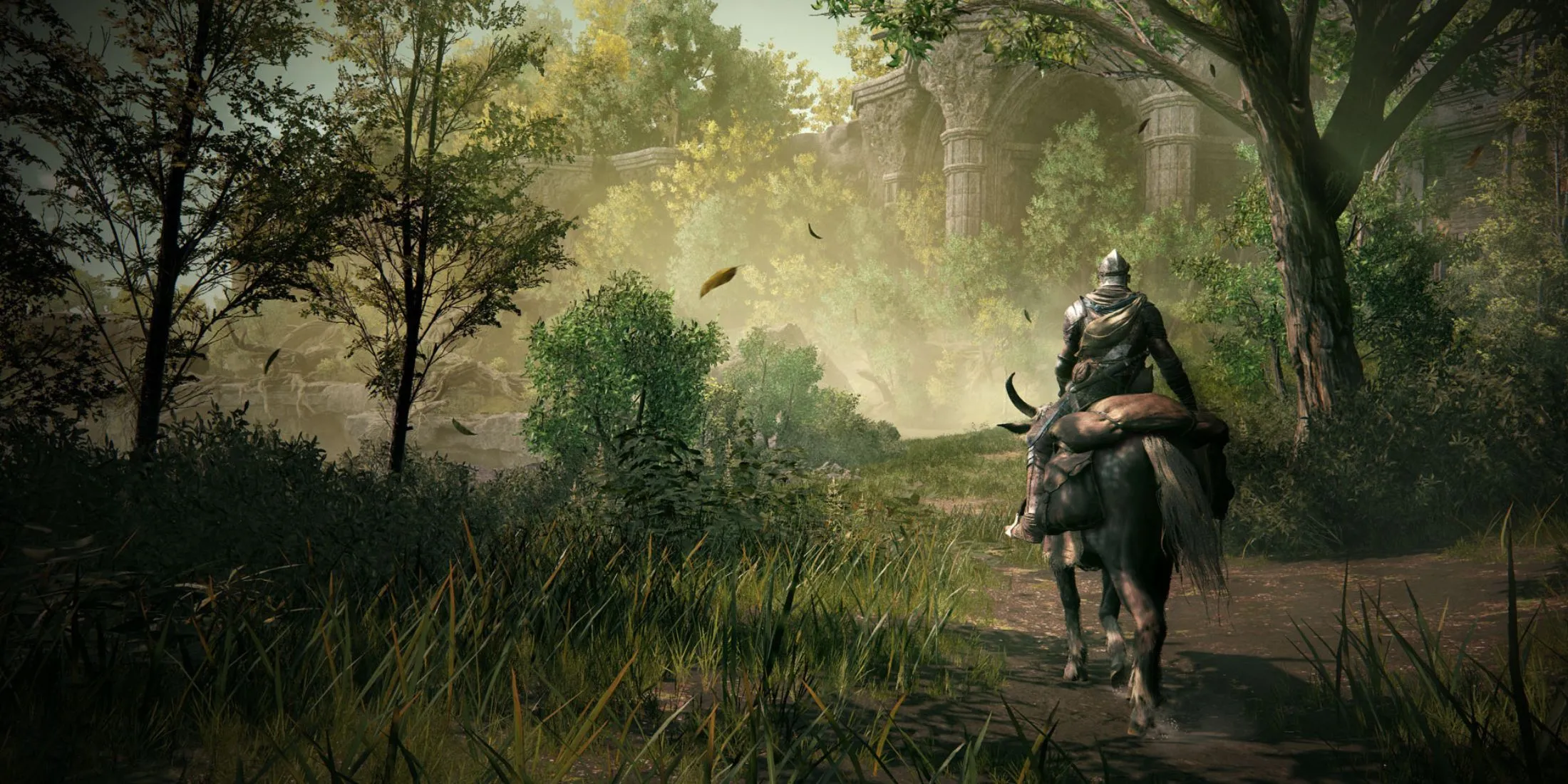 Người chơi cưỡi Spectral Steed Torrent khám phá thế giới rộng lớn của Elden Ring
