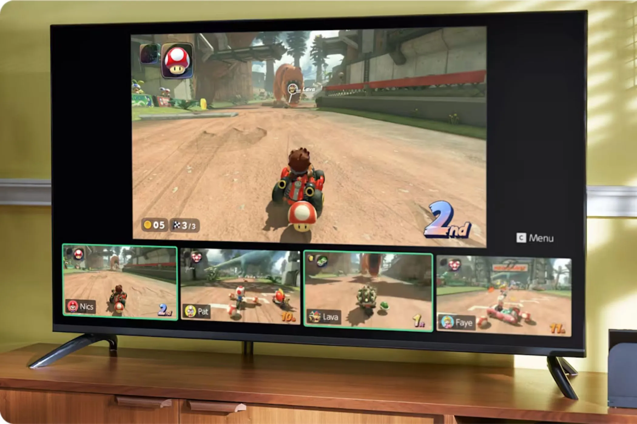 Người chơi đang sử dụng Camera Nintendo Switch 2 để video call trong GameChat khi chơi Mario Kart trên TV