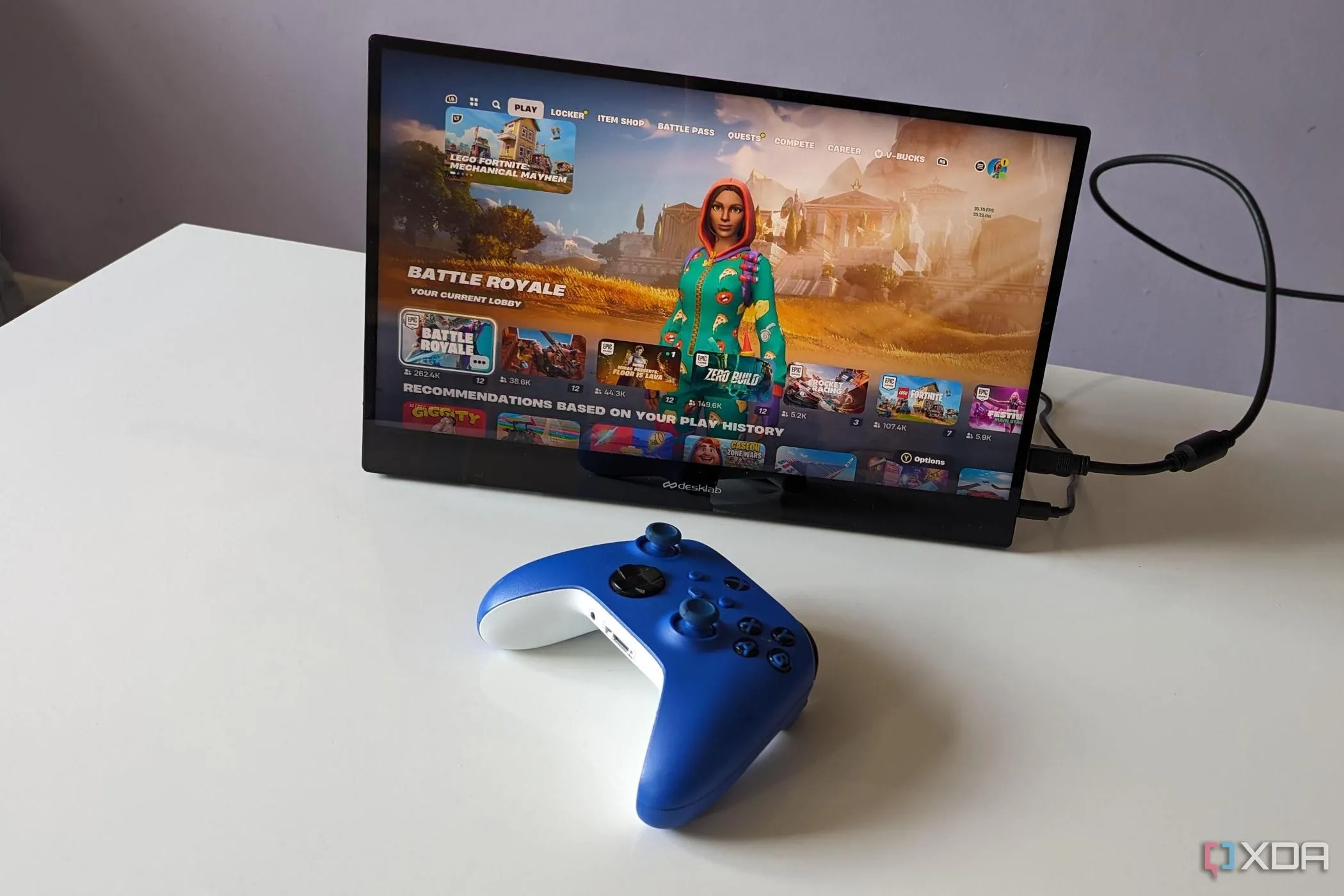 Người chơi trải nghiệm Fortnite trên màn hình di động Desklabs cùng tay cầm Xbox, biểu tượng cho sự linh hoạt của game.