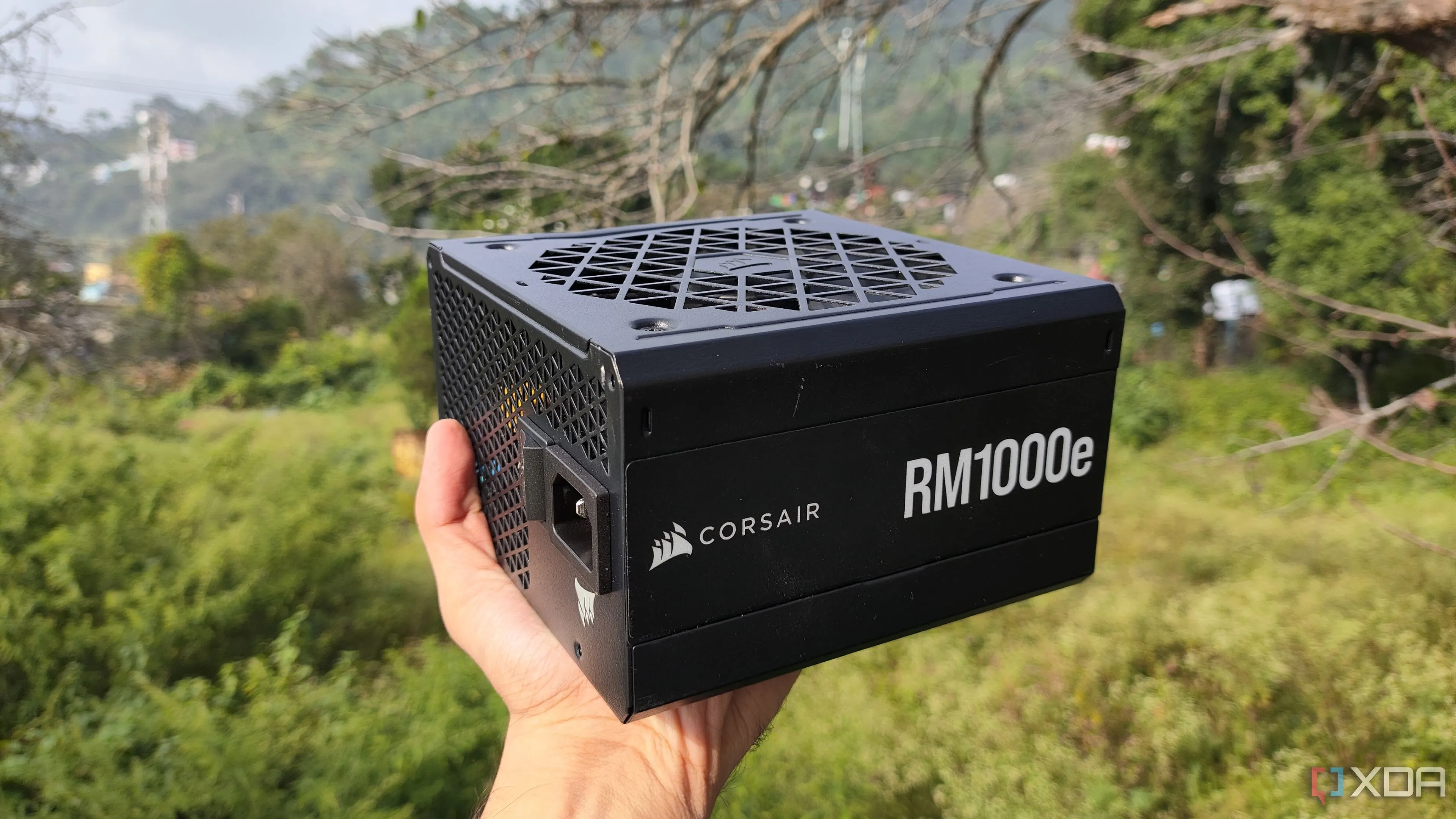 Người đang cầm bộ nguồn Corsair RM1000e PSU