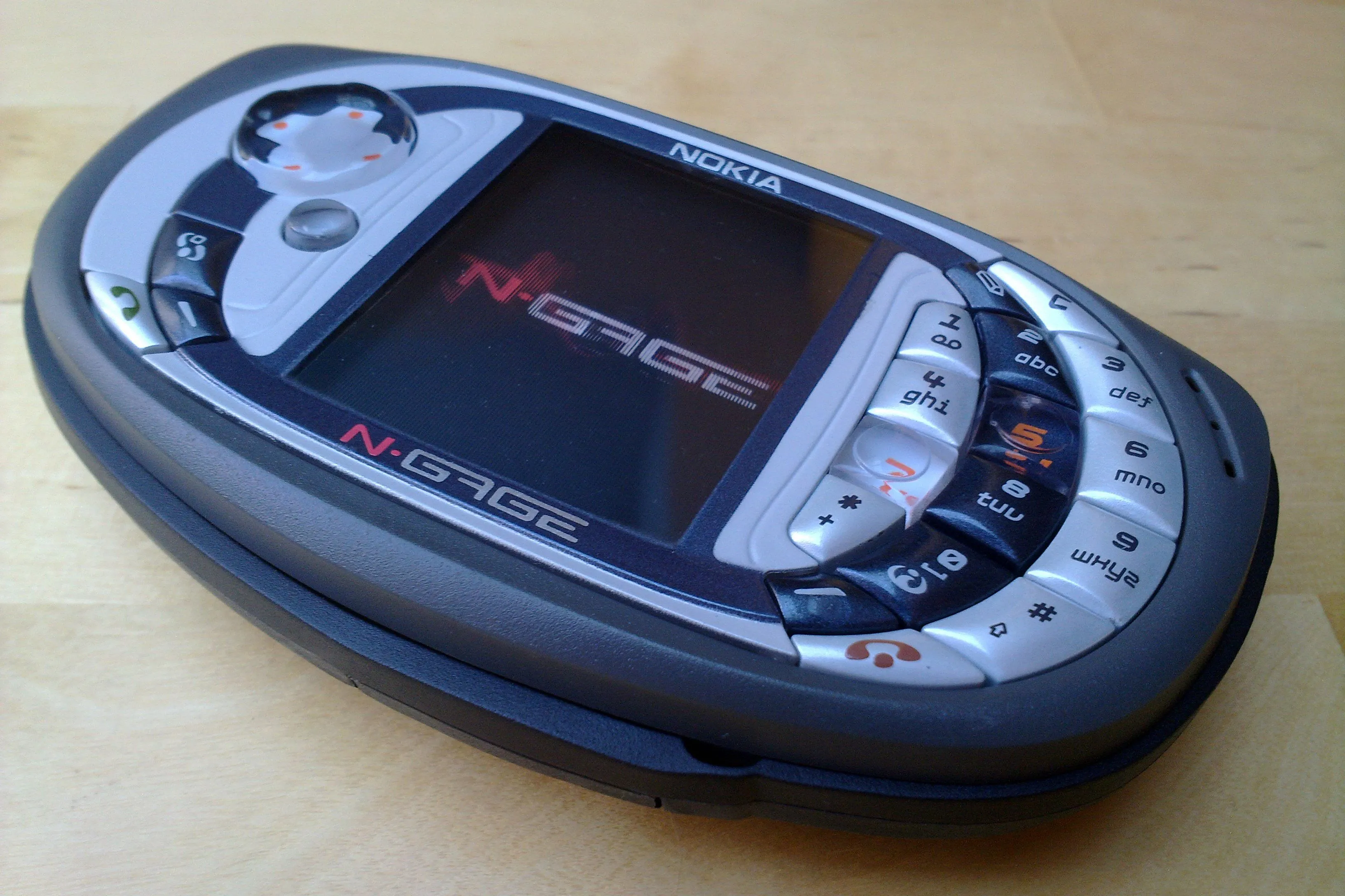 Người dùng cầm trên tay chiếc console chơi game cầm tay Nokia N-Gage