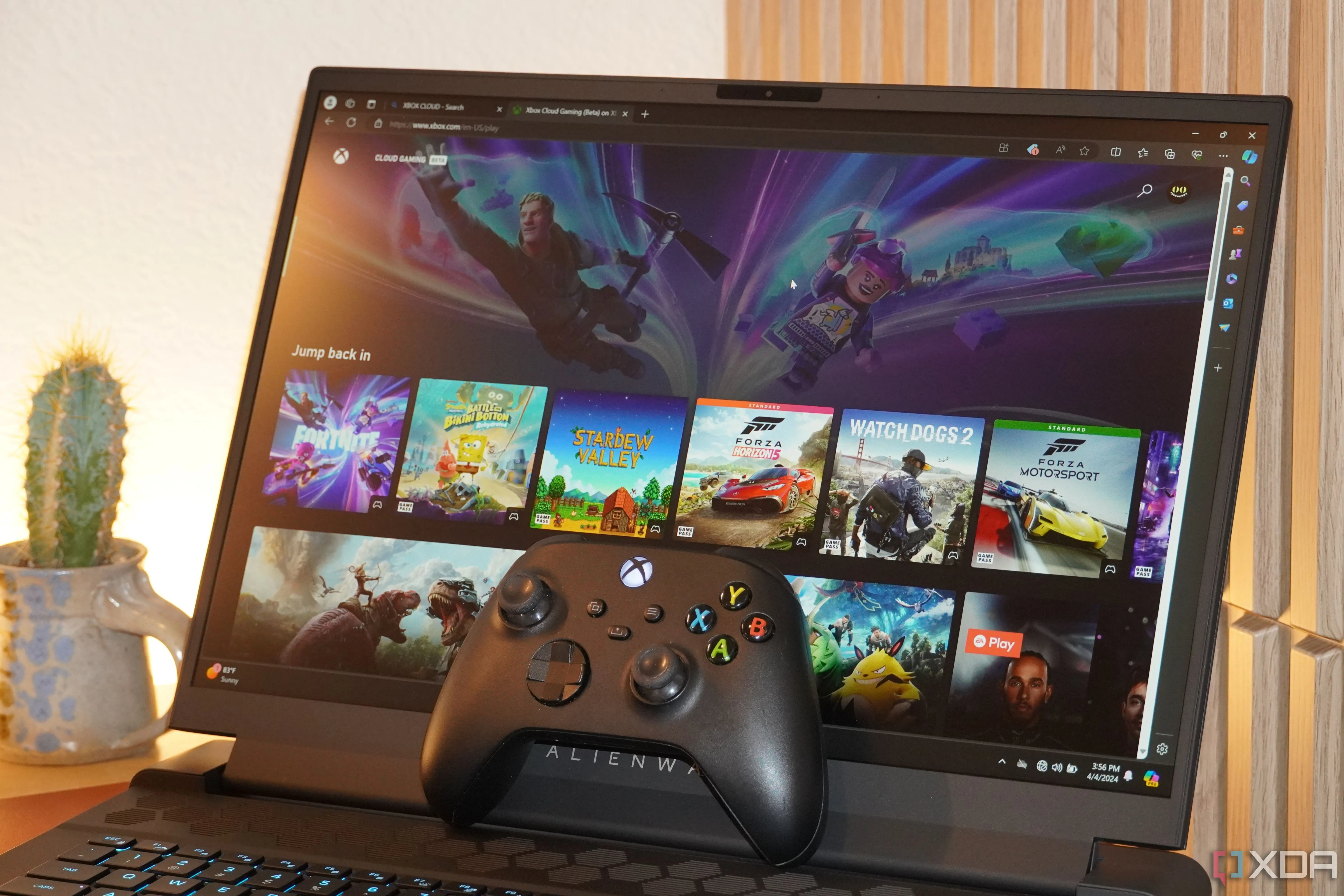 Người dùng chơi game trên laptop Alienware thông qua Xbox Cloud Gaming