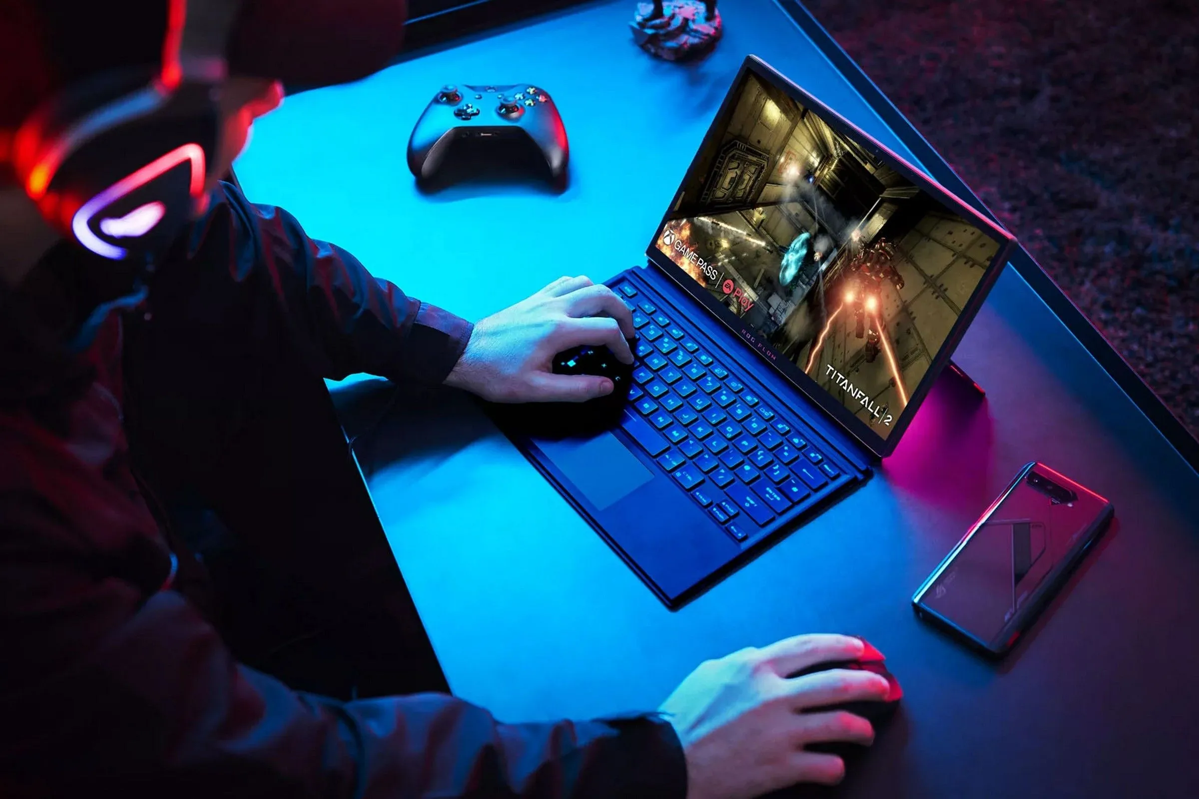 Người dùng chơi game trên laptop Asus ROG Flow Z13, minh chứng cho khả năng của chip Big Chip