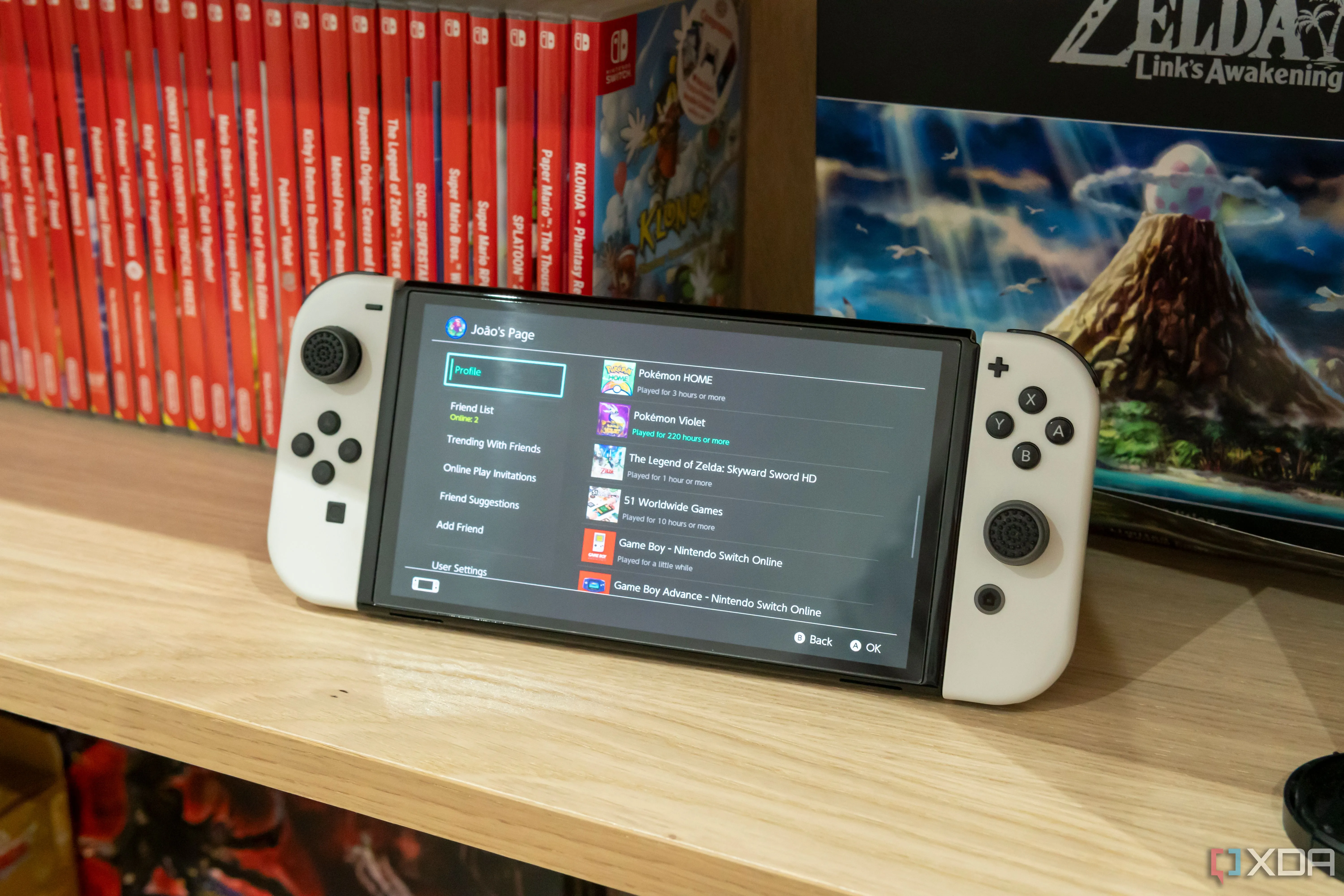 Người dùng đang chơi game trên máy Nintendo Switch cầm tay, trải nghiệm khả năng điều khiển chiến thuật.