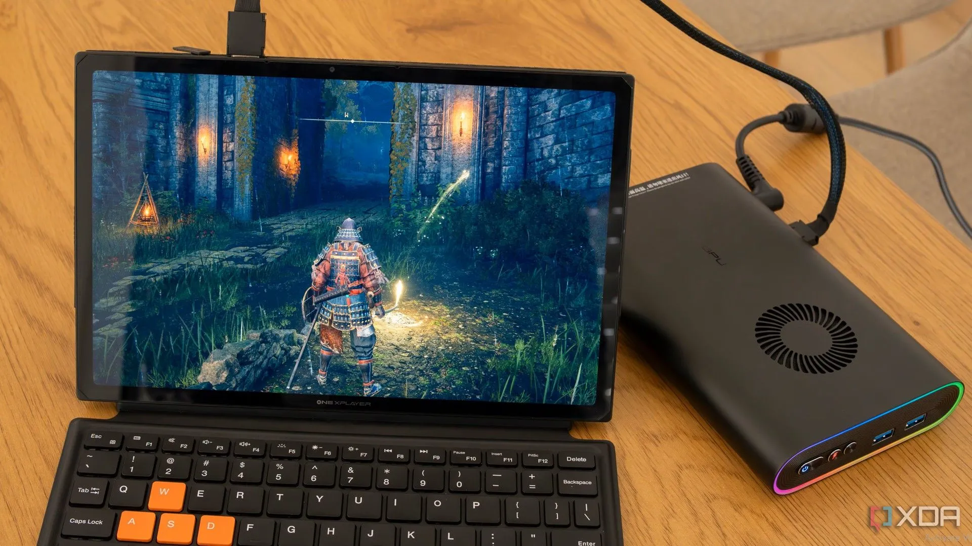 Người dùng đang chơi game trên máy tính bảng OneXPlayer có kết nối với eGPU bên ngoài