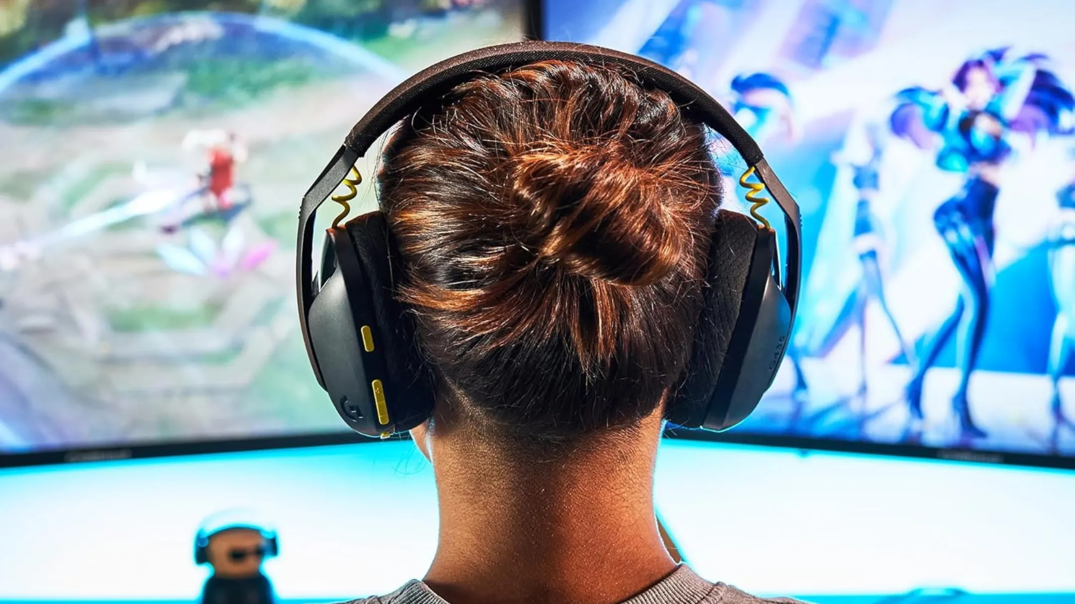 Người dùng đeo tai nghe gaming Logitech G435 LIGHTSPEED, tận hưởng kết nối Bluetooth tiện lợi