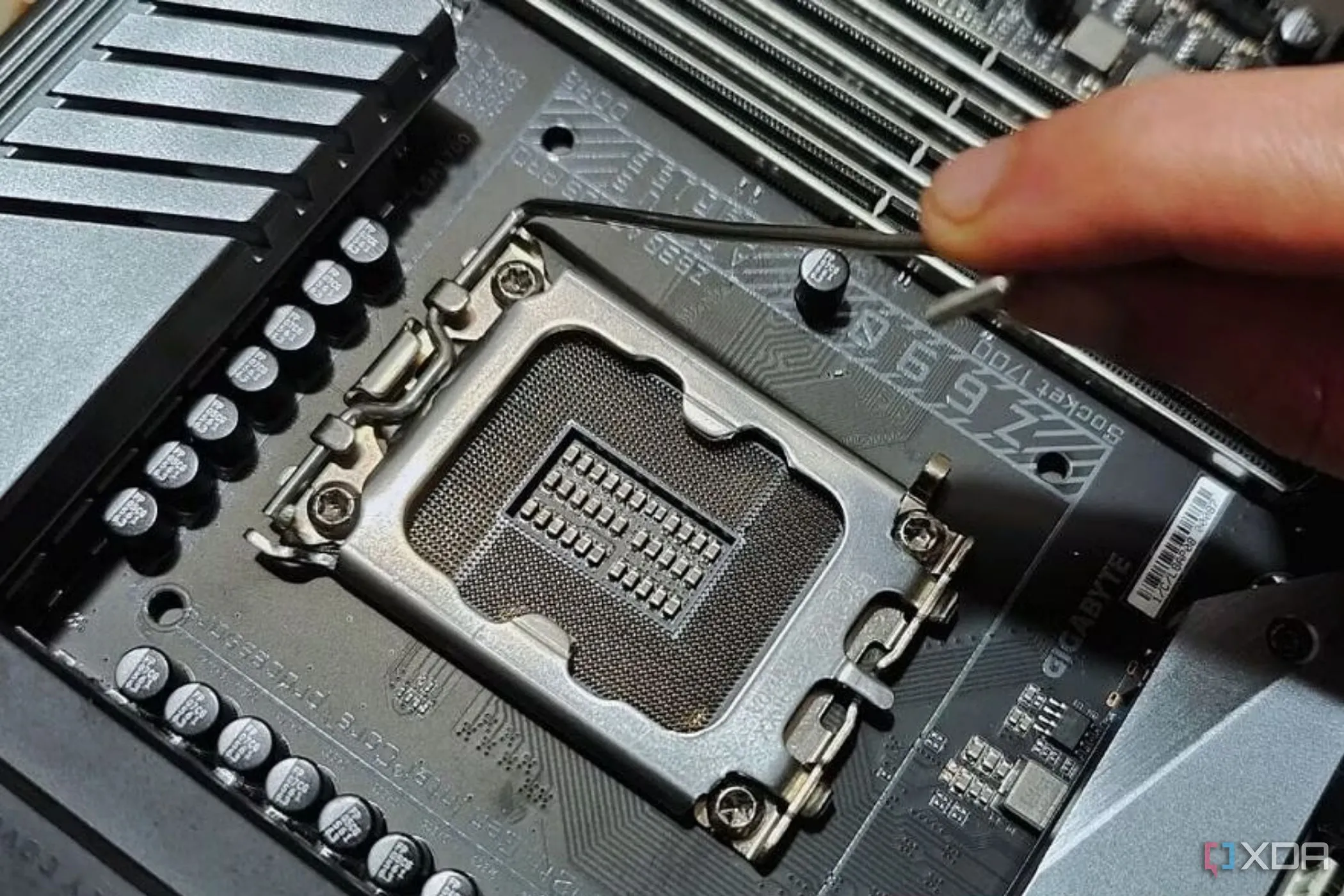 Người giữ cần gạt kim loại cạnh socket CPU trên bo mạch chủ