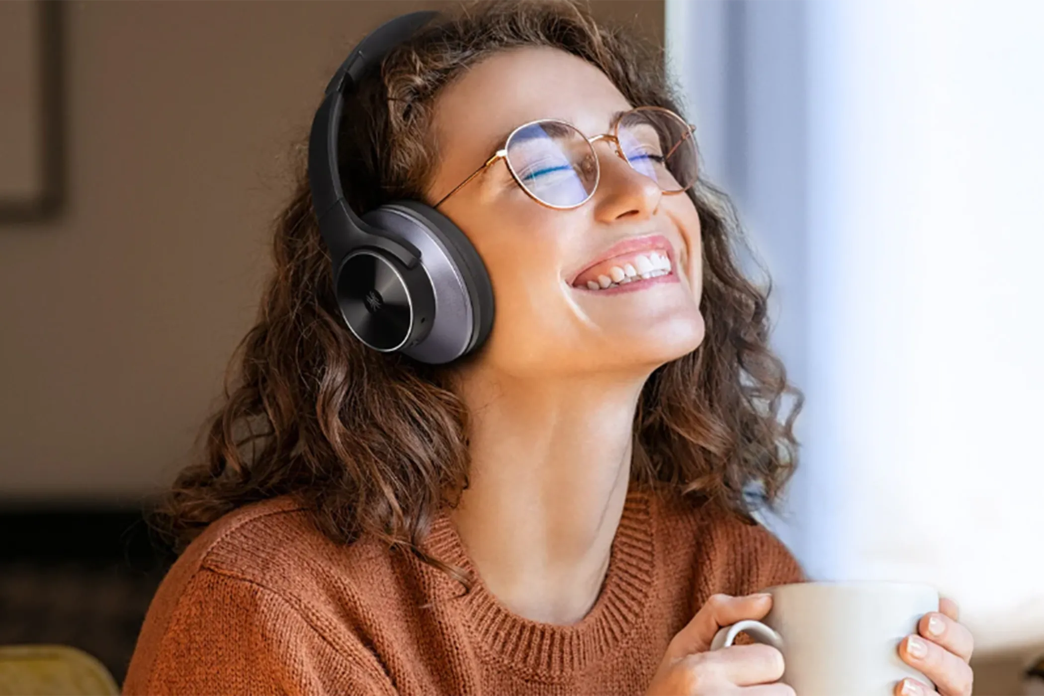 Người phụ nữ đeo tai nghe over-ear, tượng trưng cho trải nghiệm âm thanh chất lượng cao qua kết nối USB-C
