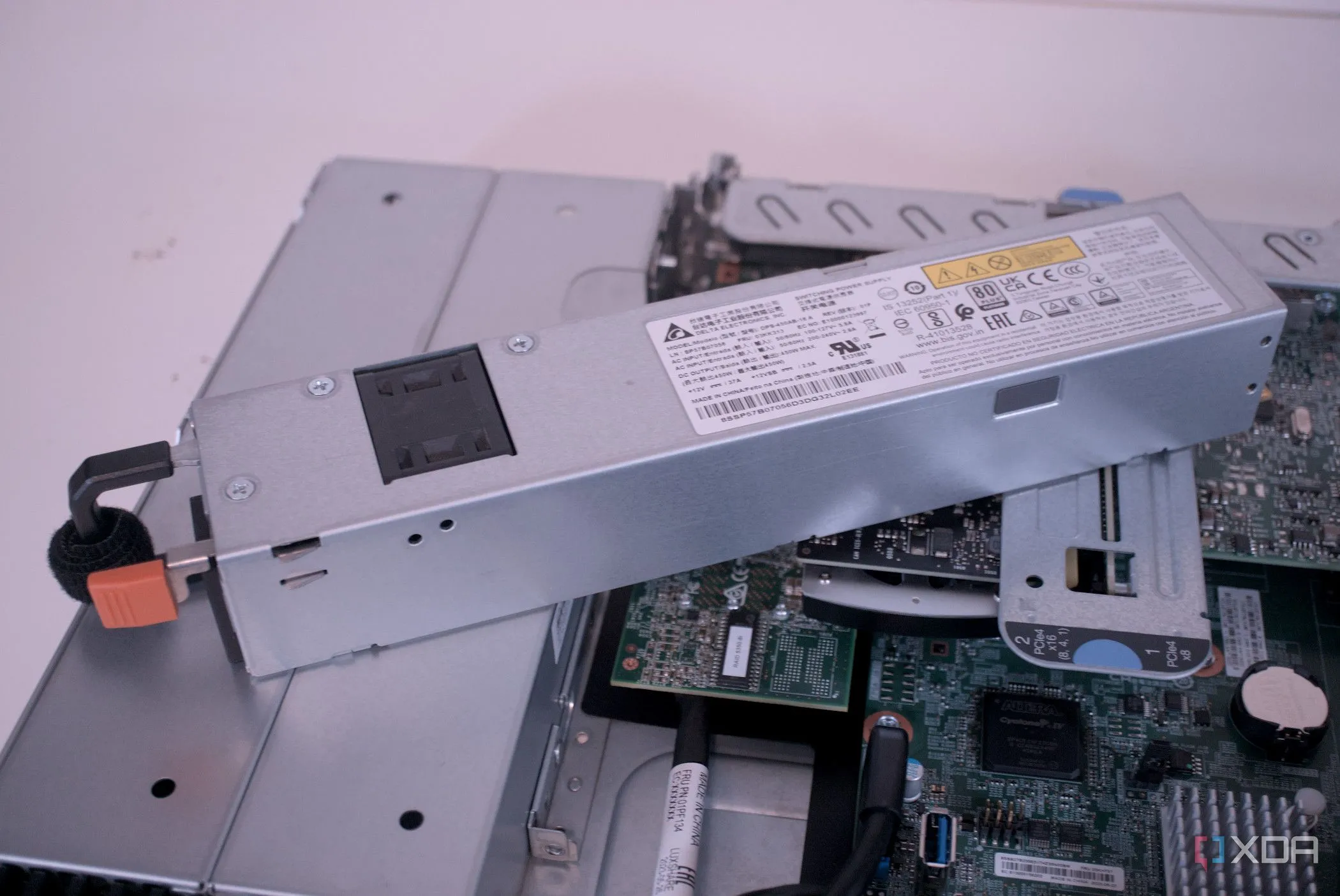 Nguồn máy chủ Lenovo ThinkServer SR250 V2 cho thấy linh kiện bên trong