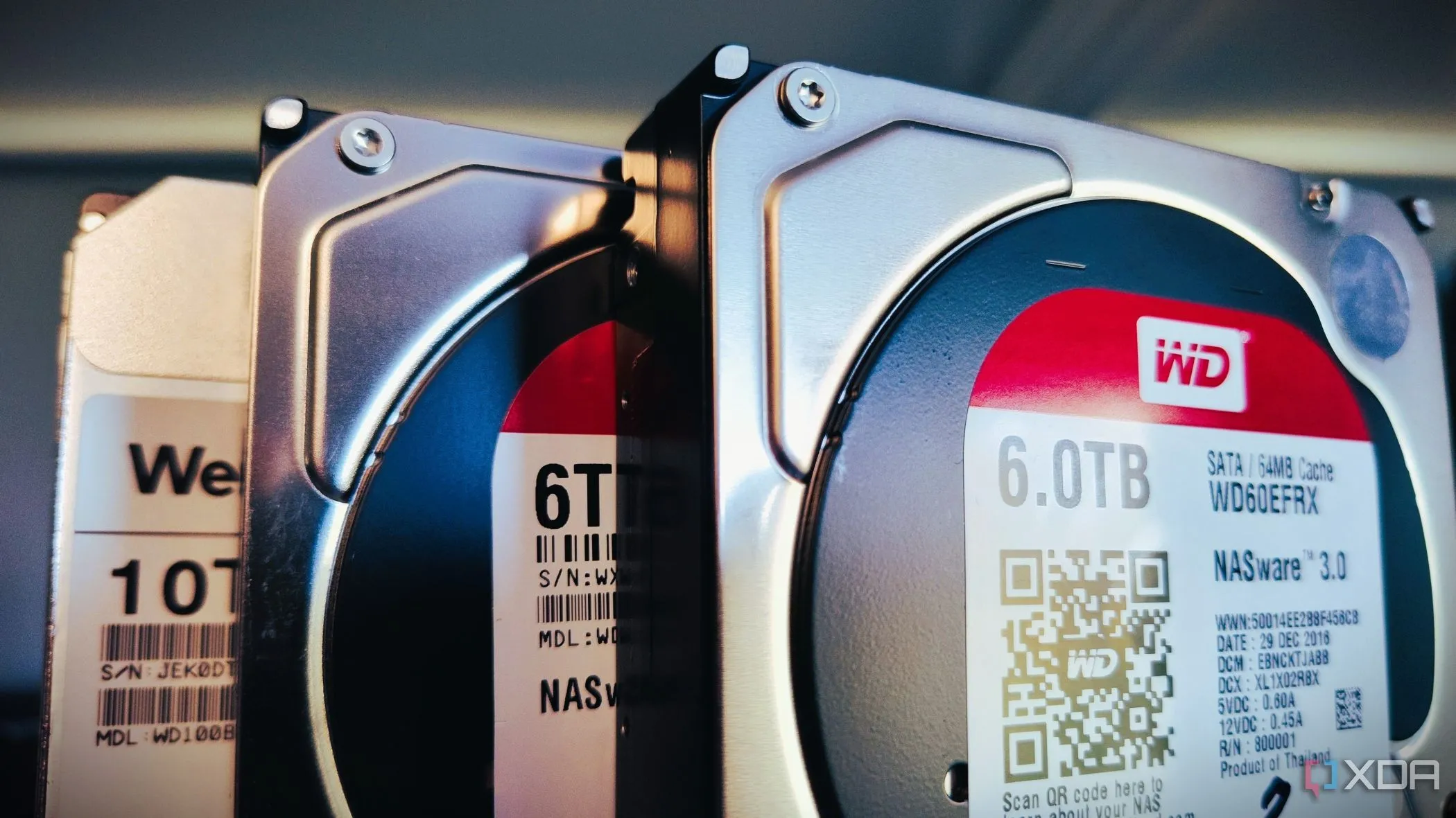 Nhiều ổ cứng HDD WD Red xếp cạnh nhau, biểu tượng cho dung lượng lưu trữ lớn cần thiết cho home lab và hệ thống NAS