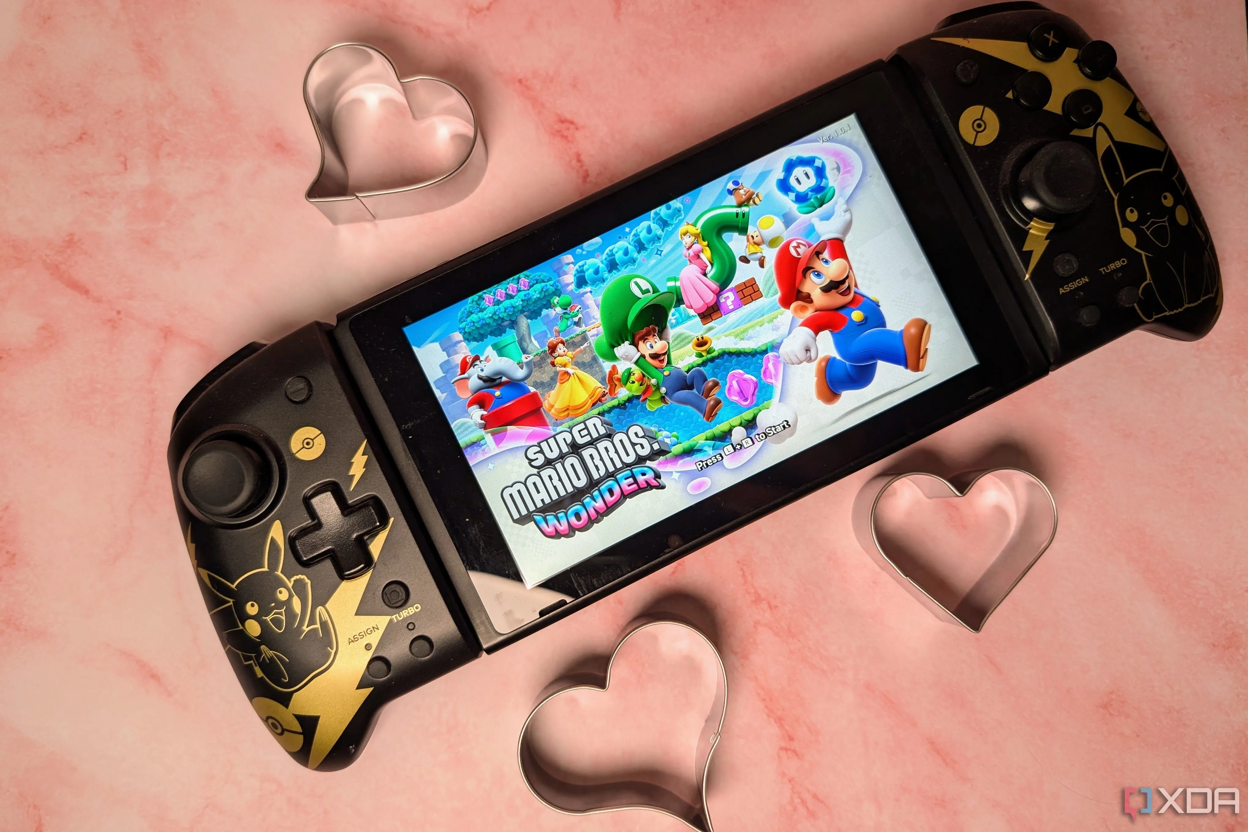 Nintendo Switch hiển thị game Mario Wonder với các trái tim bao quanh