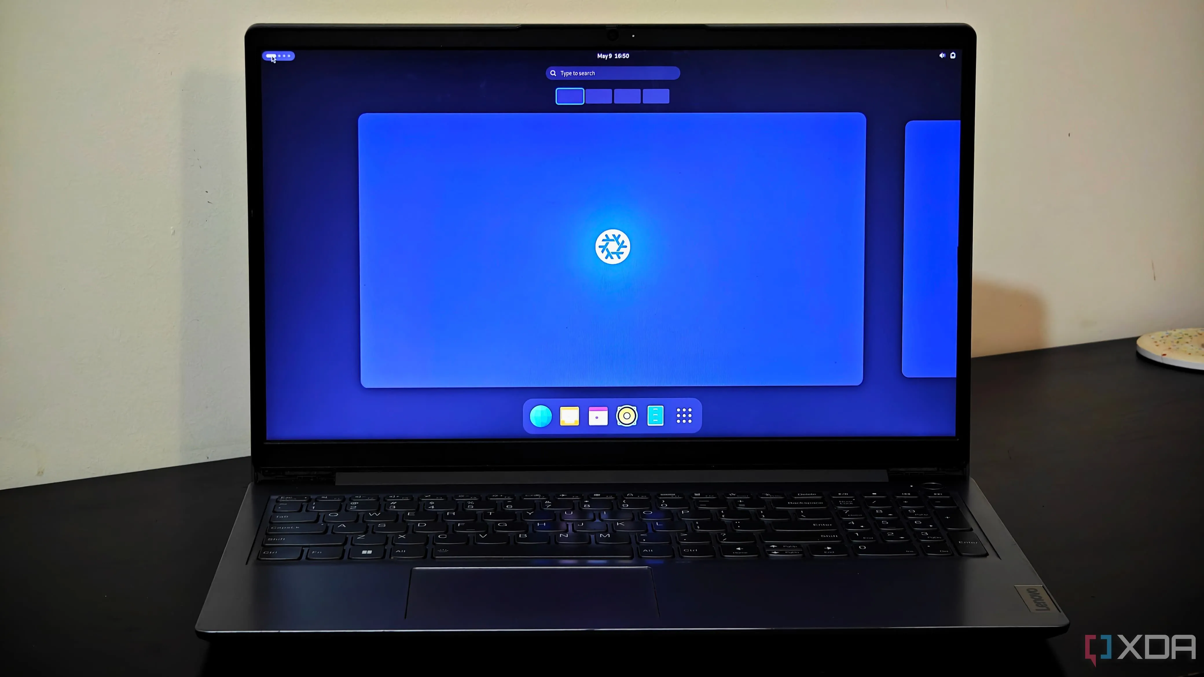NixOS hoạt động trên một chiếc laptop, thể hiện giao diện người dùng chức năng của hệ điều hành Linux này