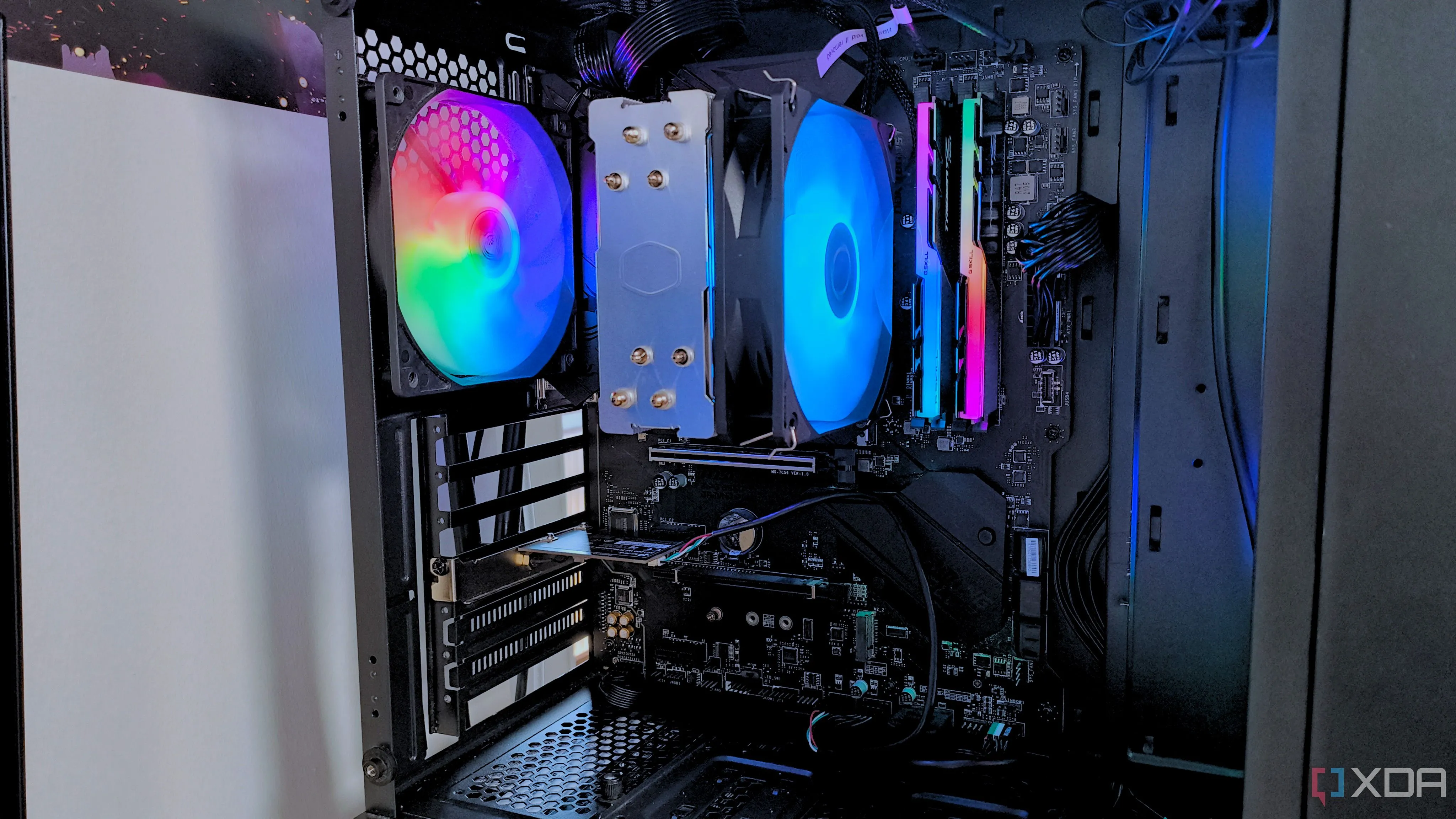 Nội thất PC chơi game màu đen với quạt RGB