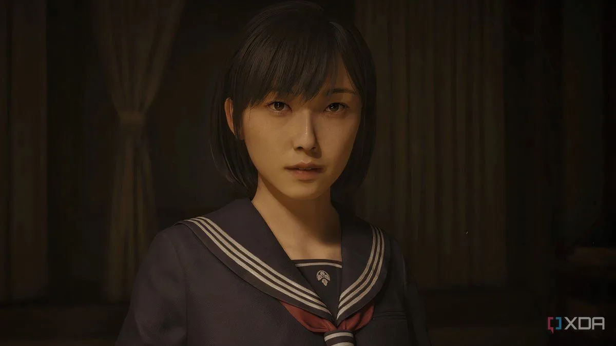 Nữ sinh Hinako Shimizu, nhân vật chính trẻ tuổi của game Silent Hill F, mặc đồng phục học sinh