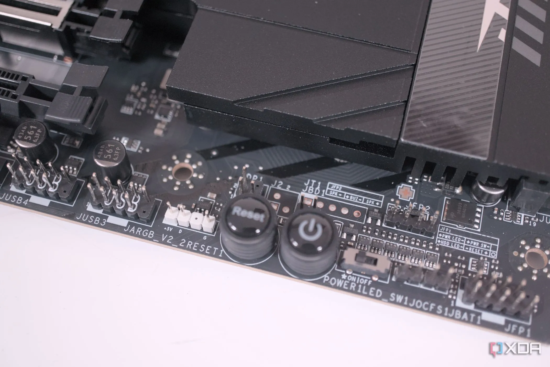 Nút nguồn và reset vật lý cùng các chân cắm trên bo mạch chủ MSI MPG X870E Carbon WiFi.
