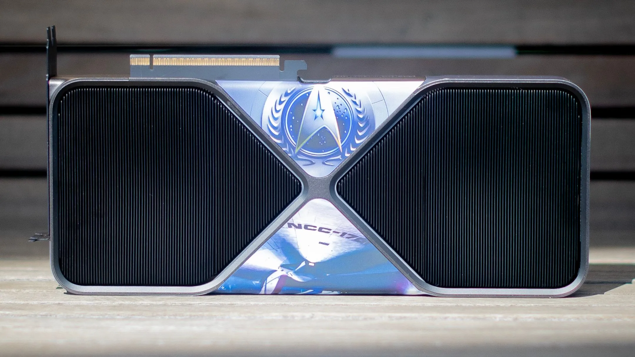 Nvidia GeForce RTX 5090 phiên bản Star Trek Enterprise với thiết kế độc đáo và logo đặc trưng