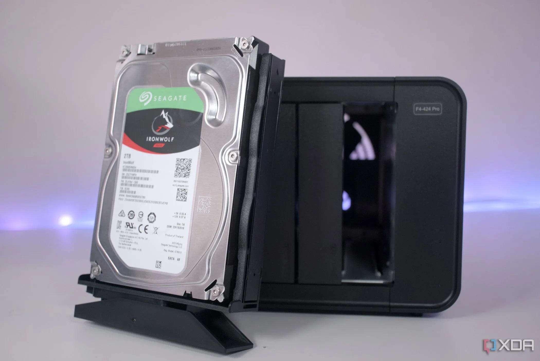 Ổ cứng HDD được đặt phía trước thiết bị NAS TerraMaster F4-424 Pro