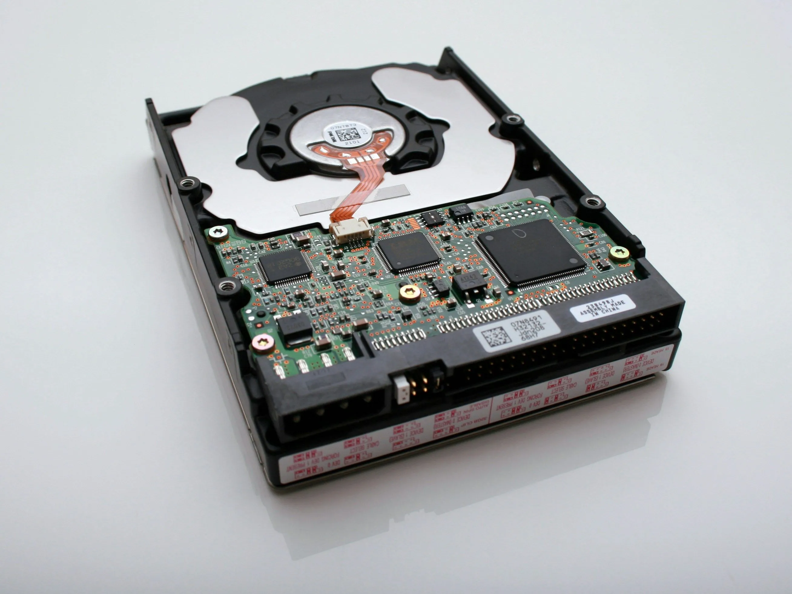 Ổ cứng HDD với bo mạch chủ và các linh kiện bên trong được phơi bày