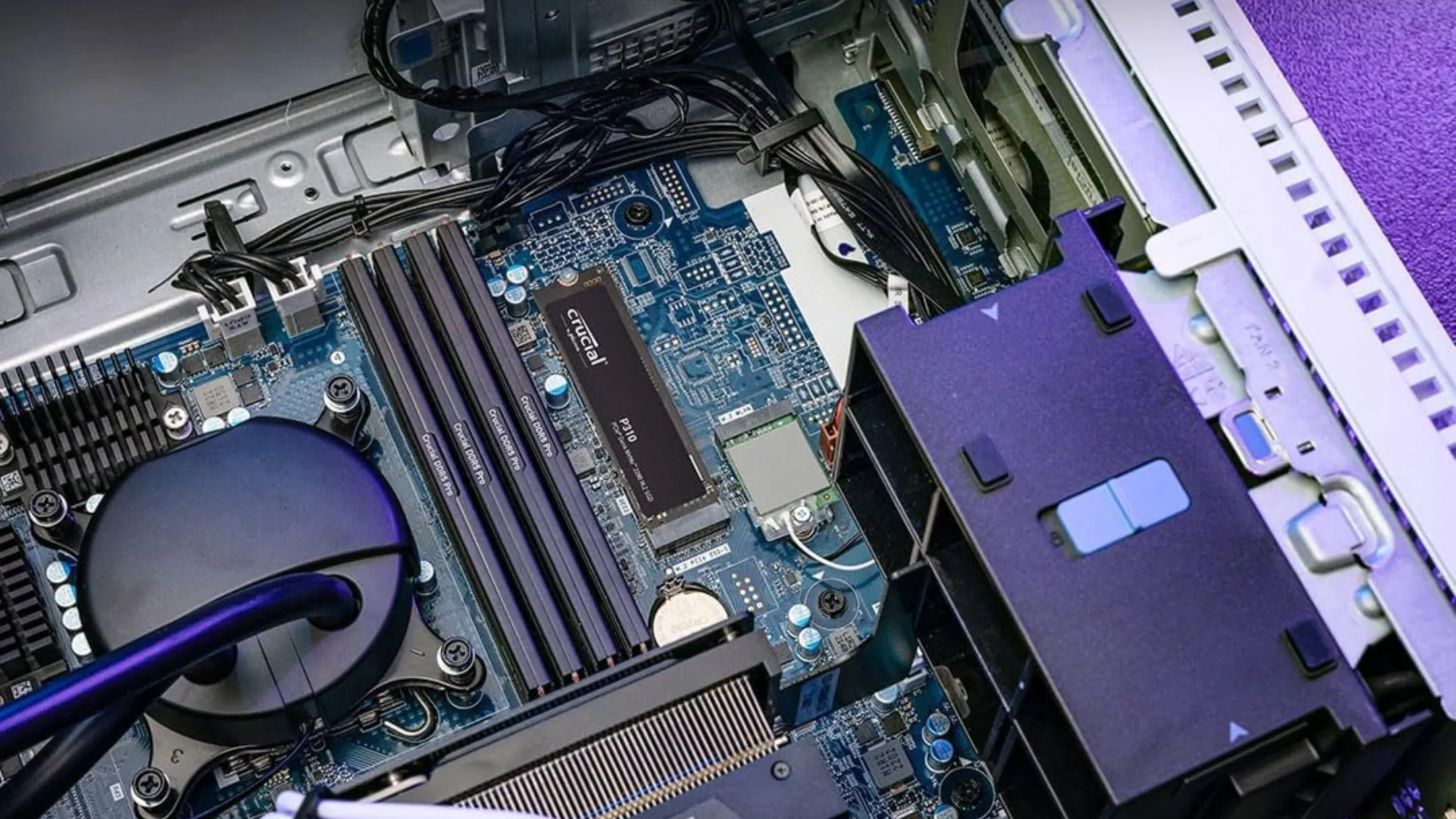 Ổ cứng SSD Crucial P310 1TB M.2 được gắn trong bo mạch chủ máy tính để bàn, minh họa việc nâng cấp hiệu năng cho PC