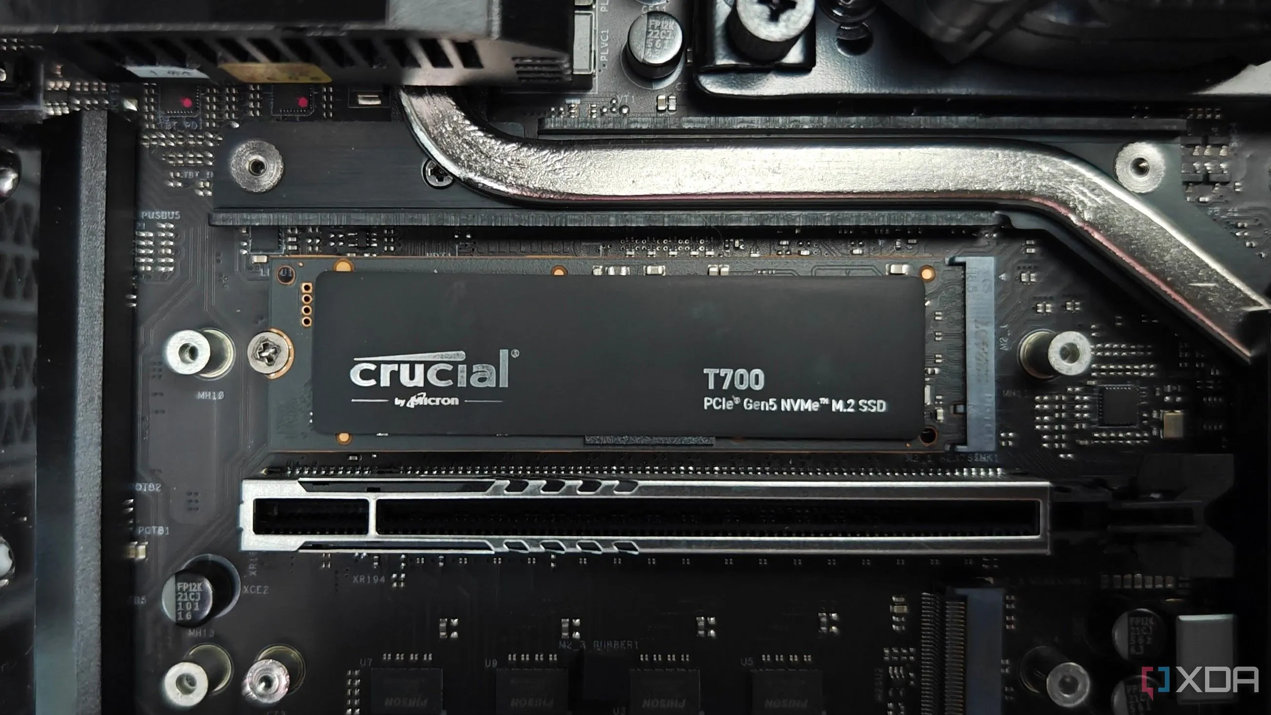 Ổ cứng SSD Crucial T700 được lắp đặt trên bo mạch chủ, minh họa thành phần cần thiết để chuyển sang chế độ UEFI/GPT hỗ trợ ReBAR