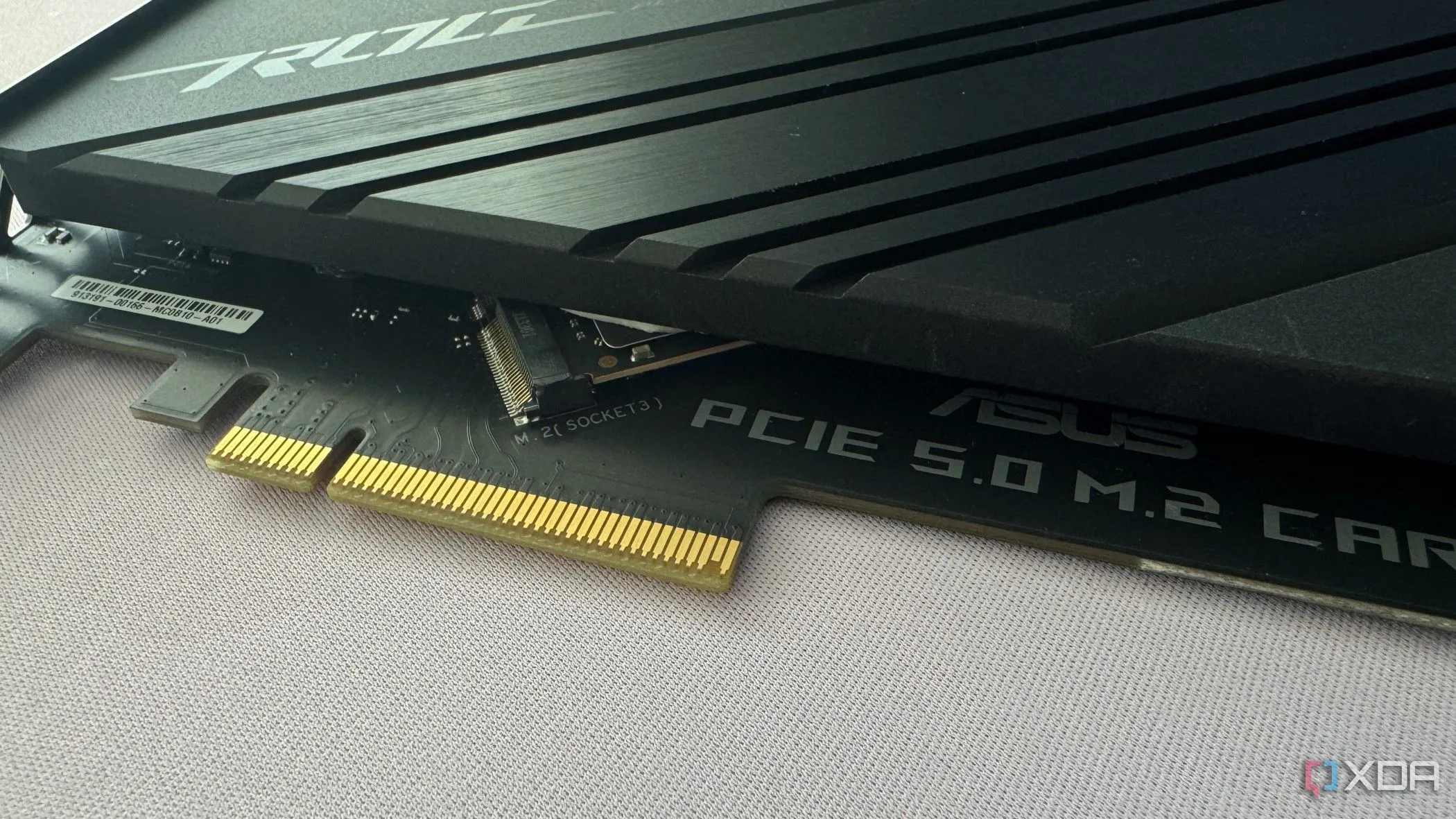 Ổ cứng SSD Crucial T705 M.2 được gắn trên card adapter PCIe có tản nhiệt.