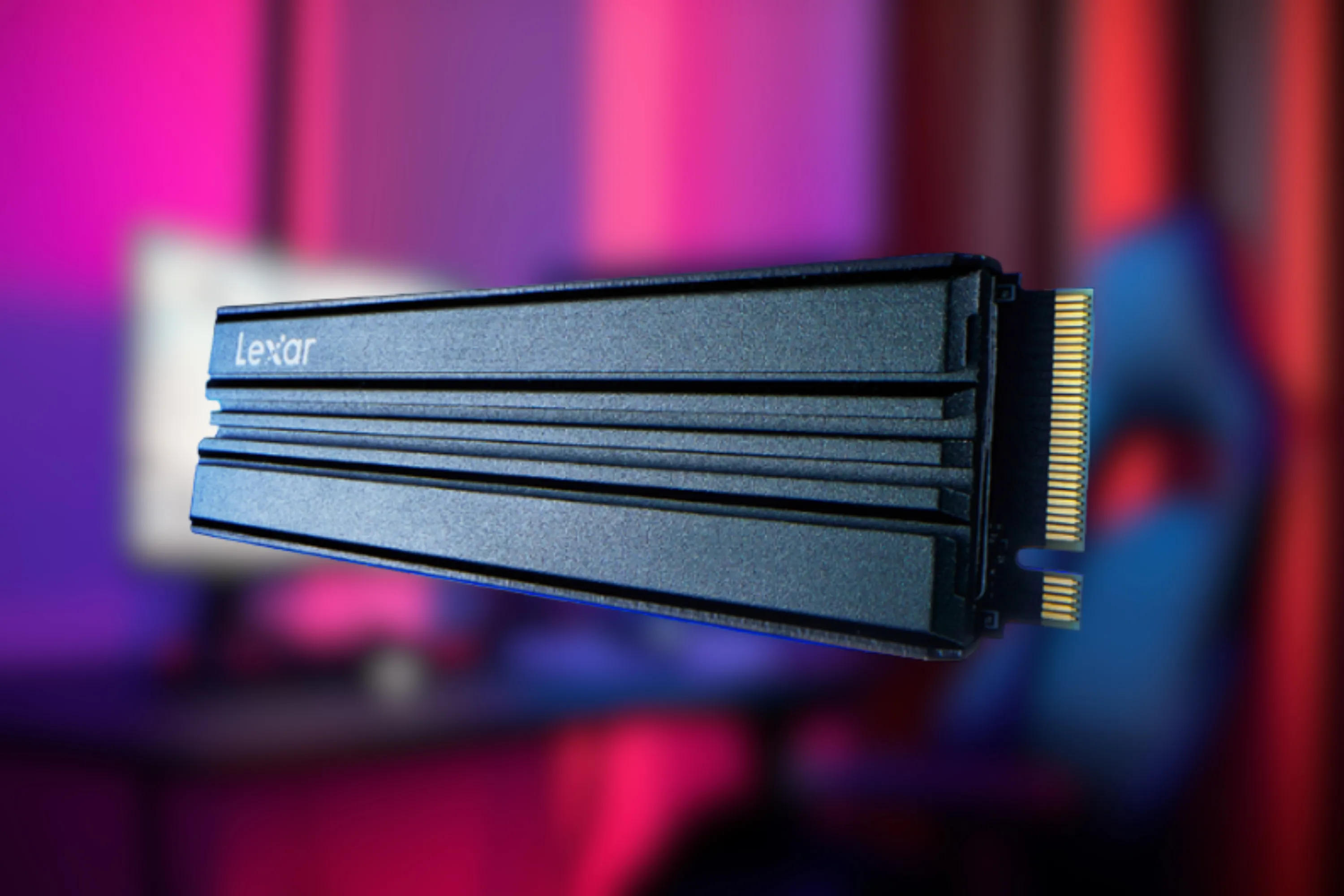 Ổ cứng SSD Lexar NM790 M.2 NVMe thế hệ 4 trên nền mờ, thể hiện thiết kế của sản phẩm