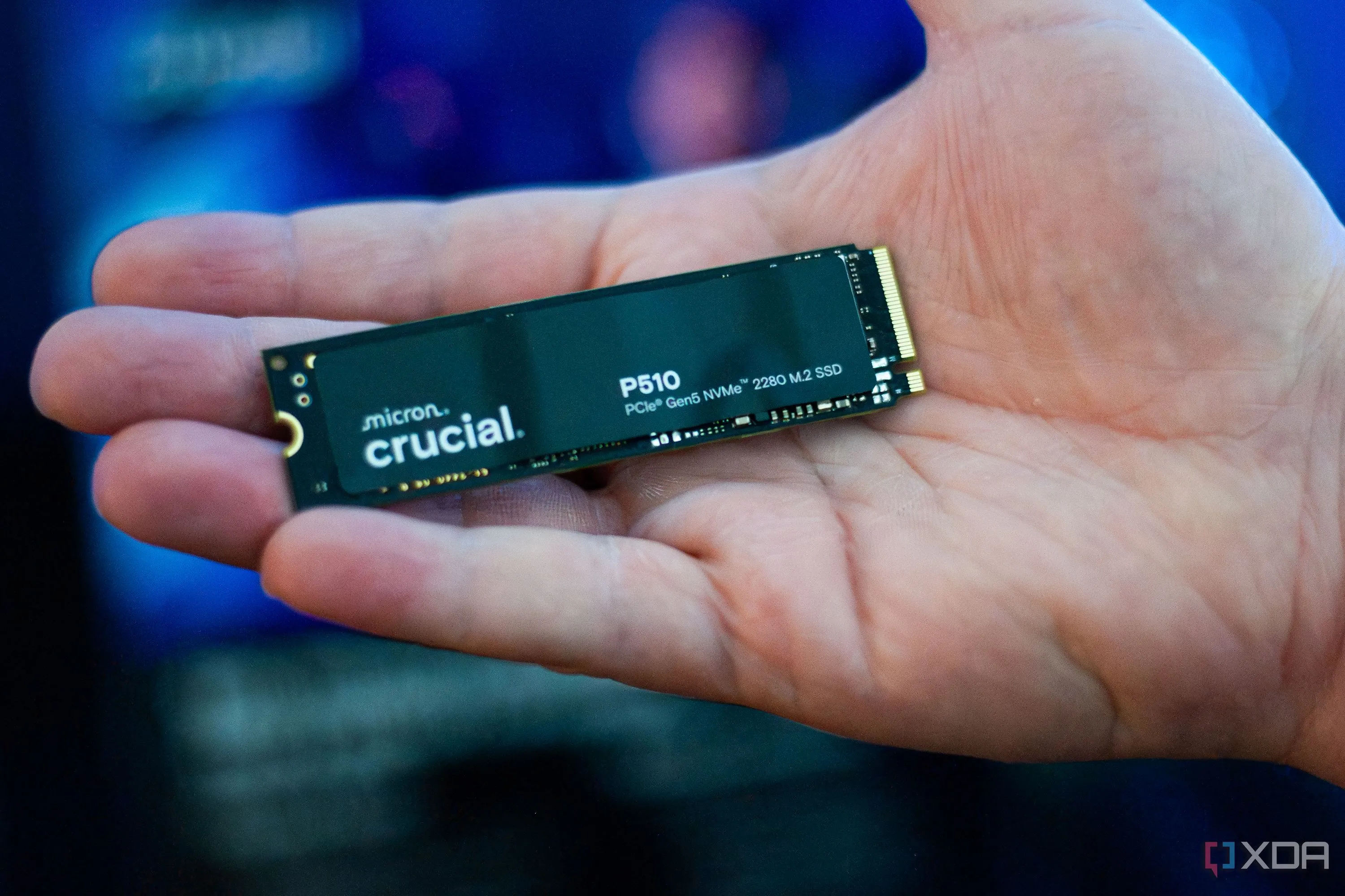 Ổ cứng SSD Micron P150 trong tay, thể hiện khả năng tương thích của HD Tune Pro 6 với các loại SSD.