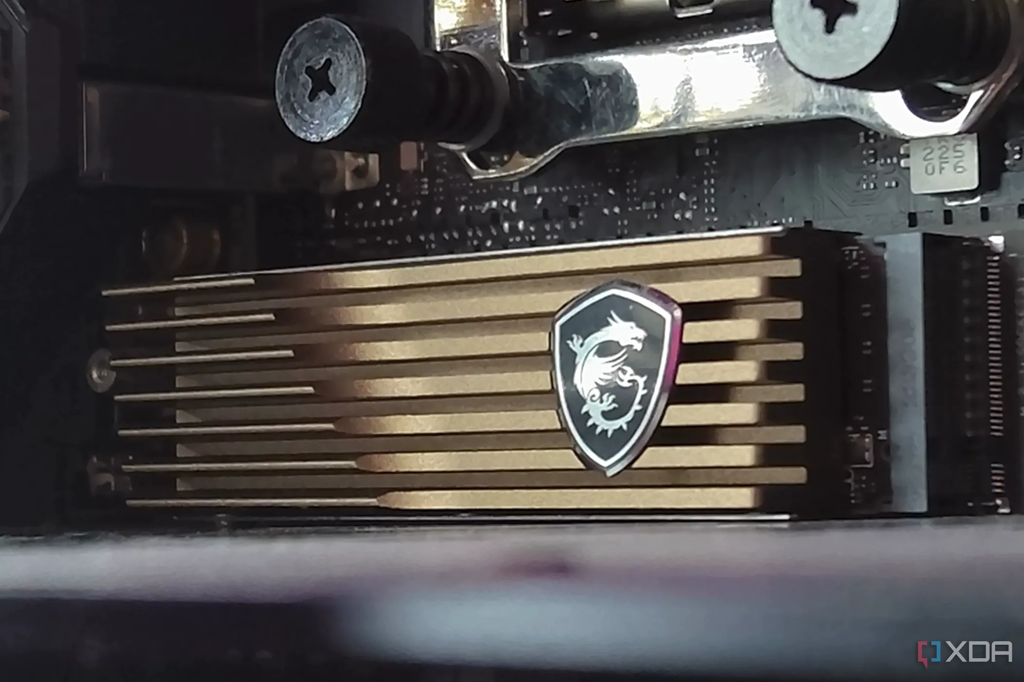 Ổ cứng SSD MSI Spatium M570 NVMe PCIe 5.0 được lắp đặt trên bo mạch chủ, minh họa việc sử dụng làn PCIe