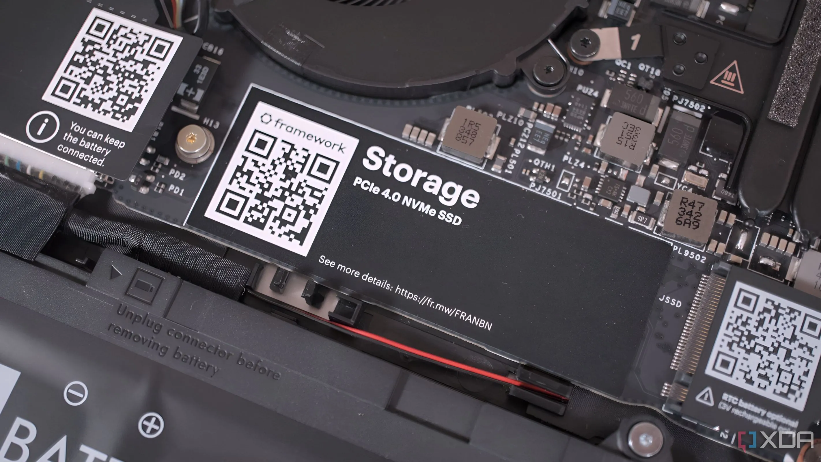 Ổ cứng SSD NVMe PCIe 4.0 trong laptop Framework, minh họa tính linh hoạt của NVMe