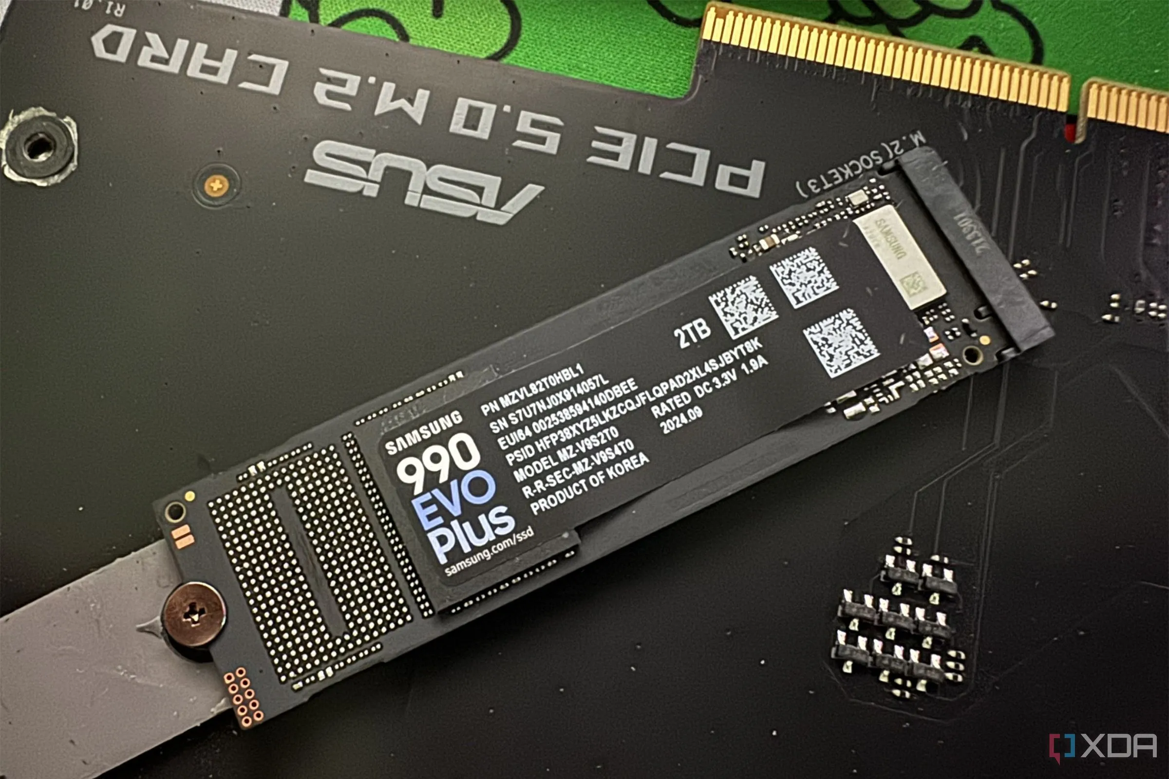 Ổ cứng SSD Samsung 990 Evo Plus được lắp trên card chuyển đổi PCIe