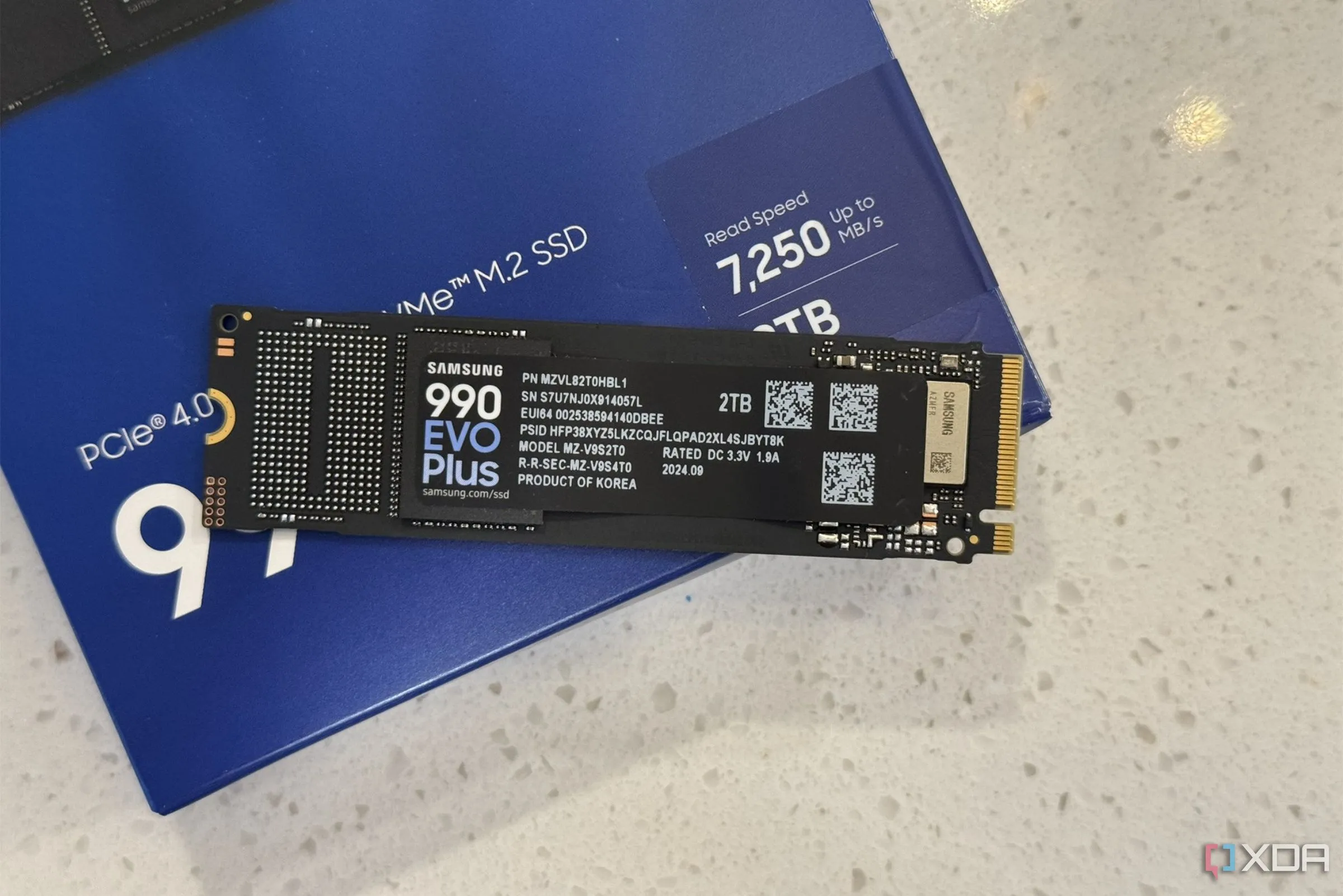 Ổ cứng SSD Samsung 990 Evo Plus NVMe thế hệ mới nằm trên vỏ hộp, tượng trưng cho giải pháp lưu trữ hiệu năng cao cho game thủ.