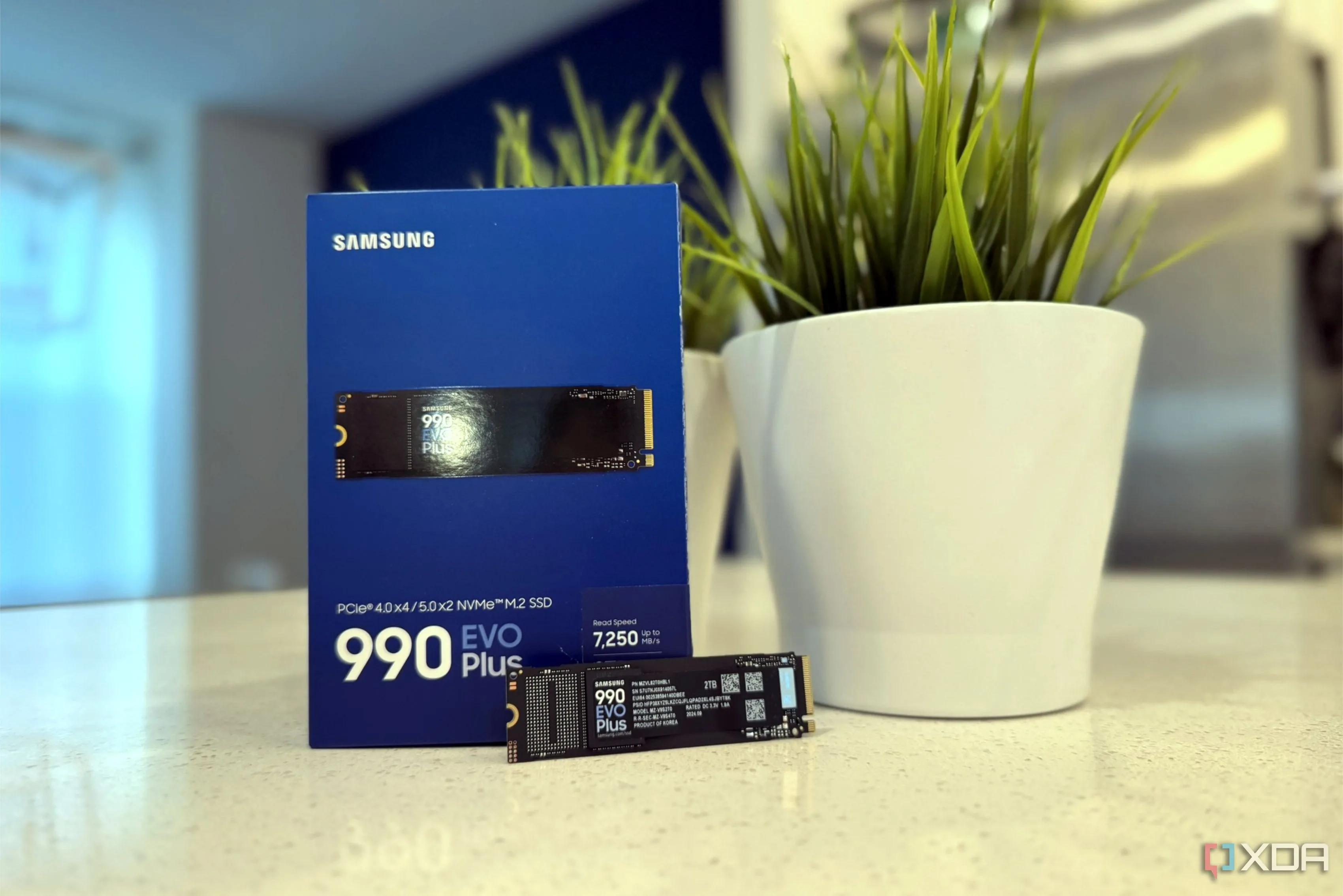 Ổ cứng SSD Samsung 990 Evo Plus và hộp sản phẩm, biểu tượng cho việc quản lý dữ liệu an toàn.