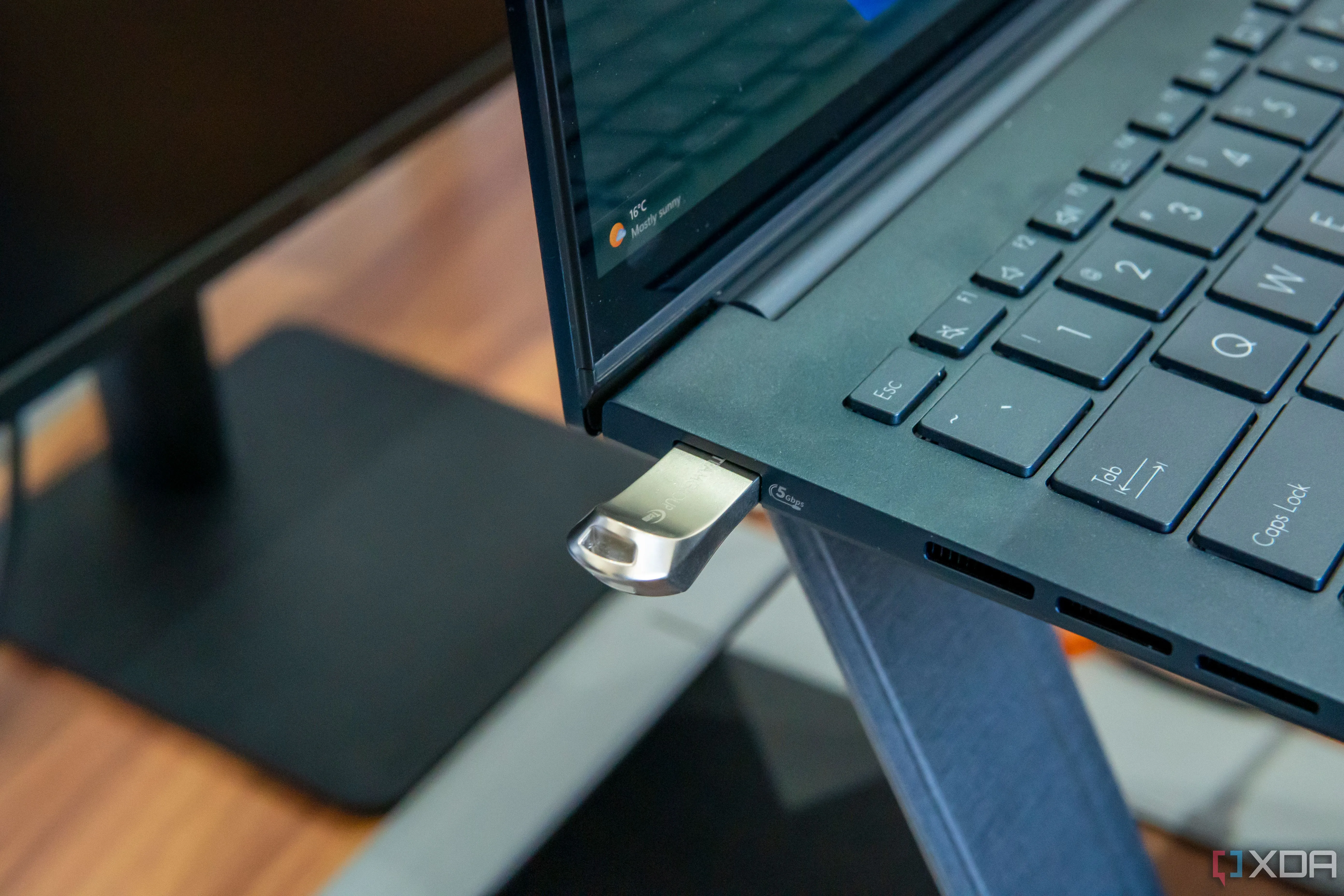 Ổ đĩa flash USB gắn vào máy tính xách tay