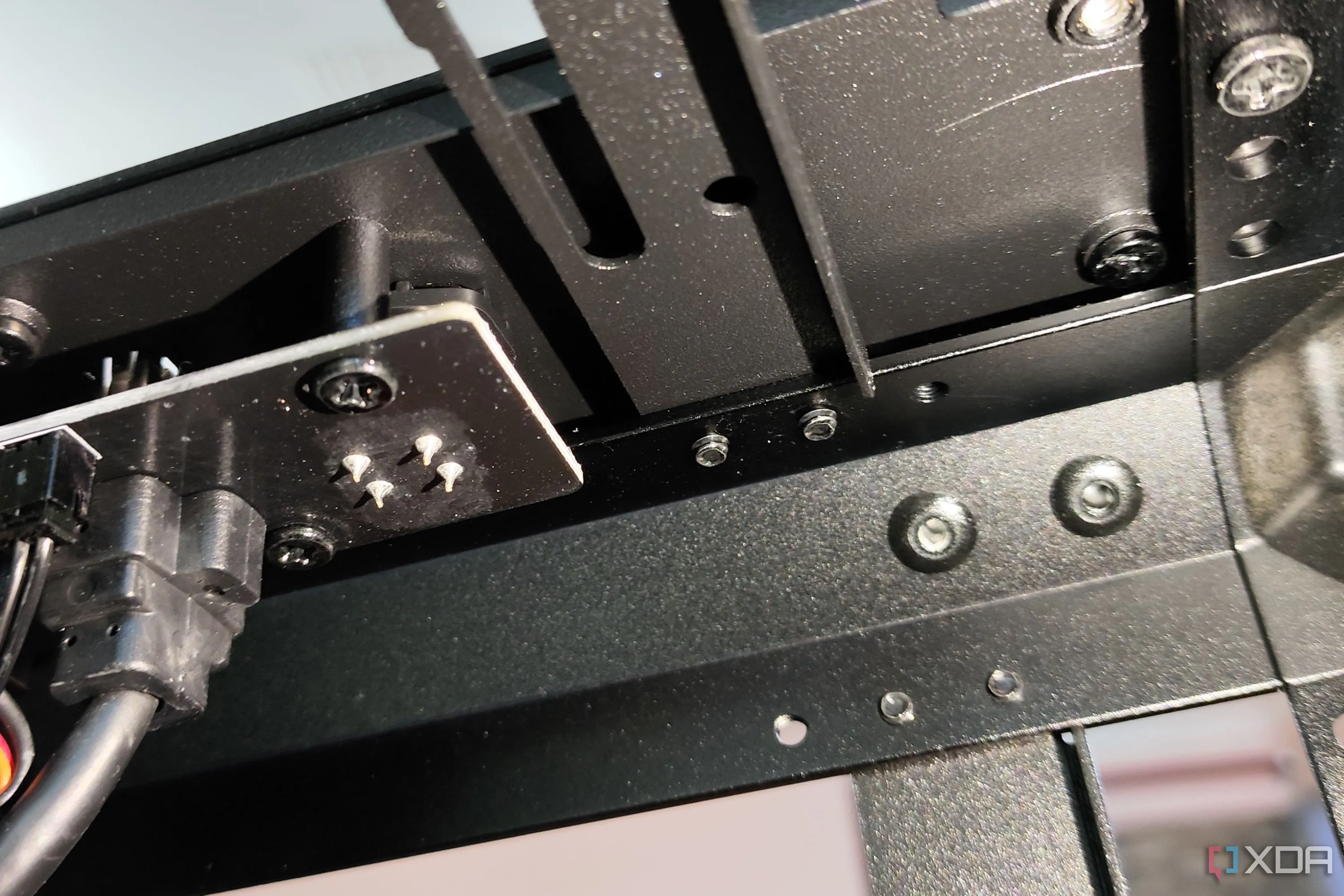 Ốc vít khó tiếp cận dưới cổng I/O mặt trước của Cooler Master MasterFrame 600