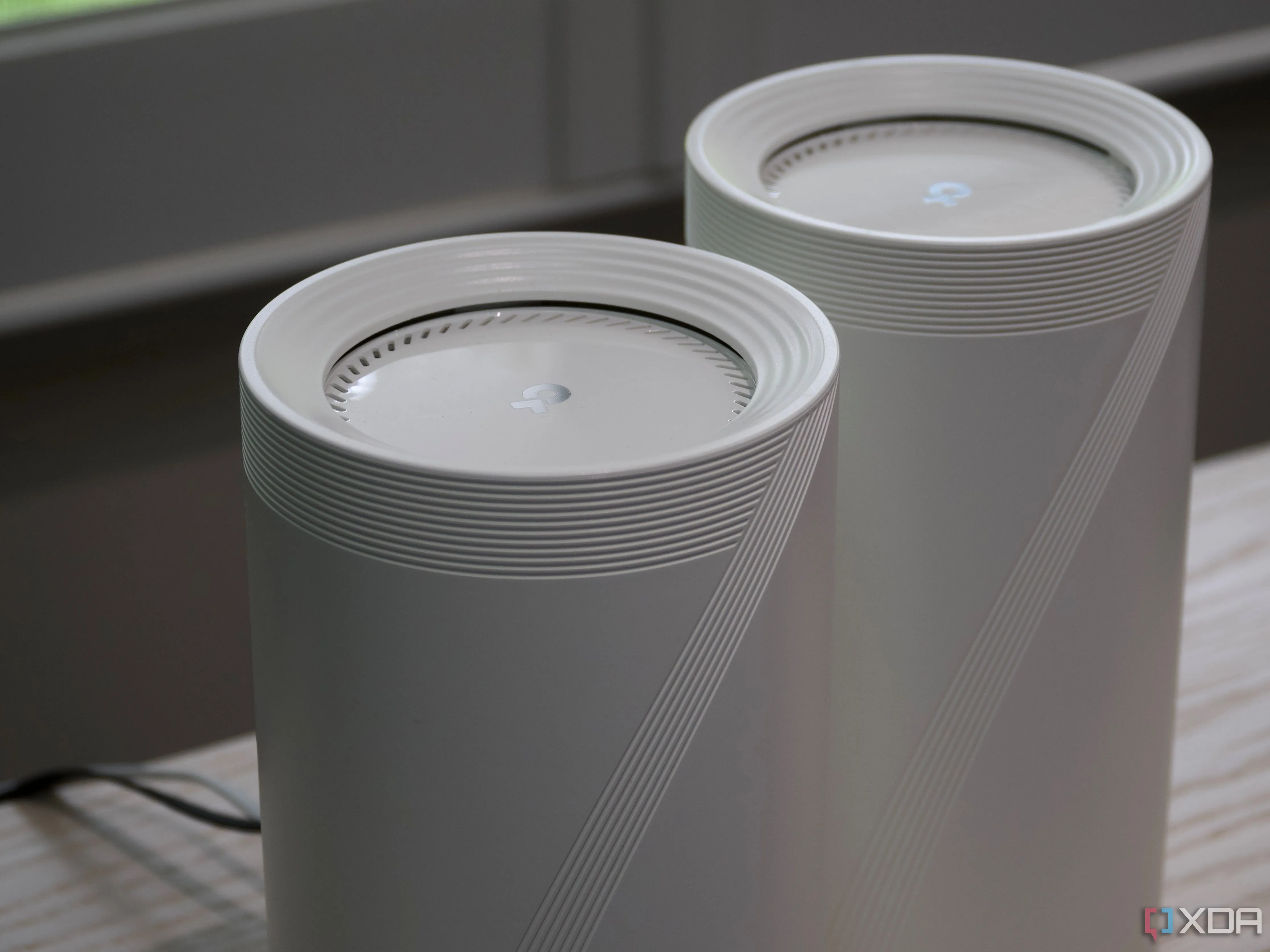 Phần trên của các node trong hệ thống Wi-Fi Mesh TP-Link Deco BE85 với thiết kế thông gió