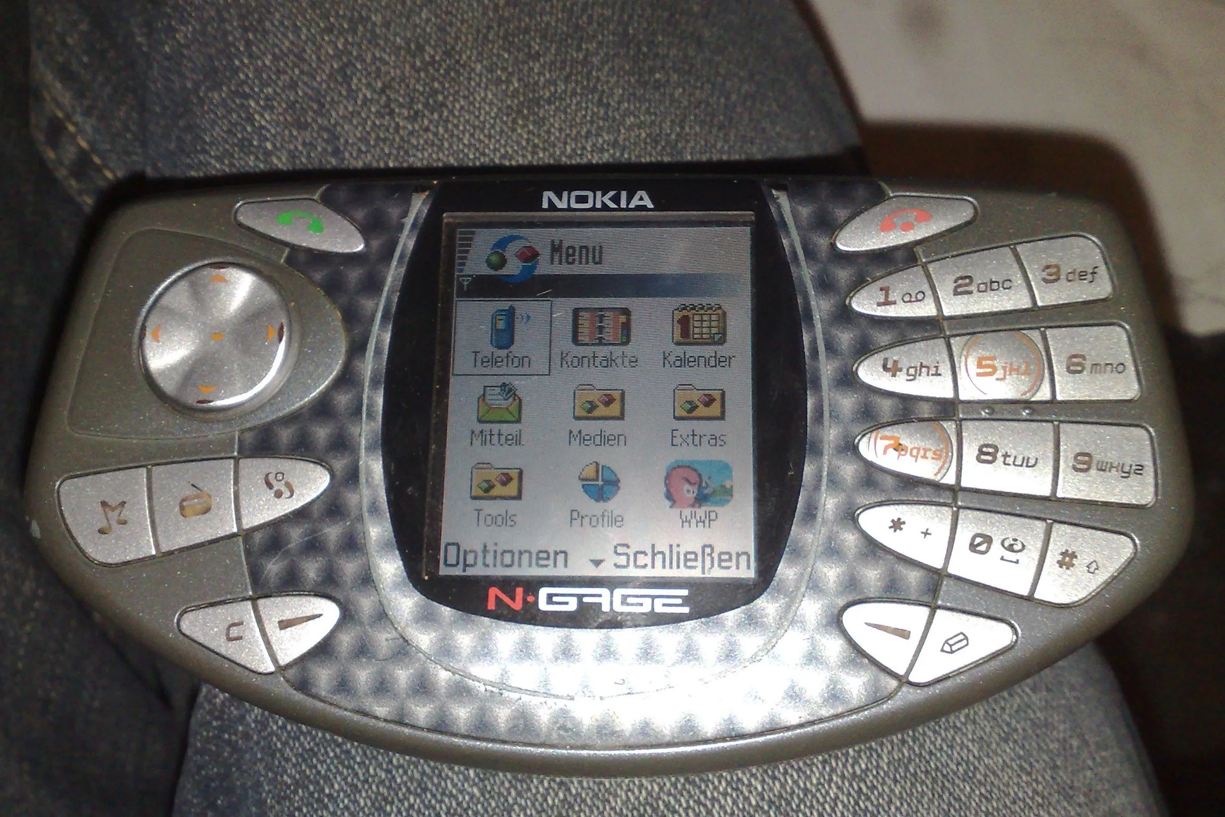 Phiên bản Nokia N-Gage thế hệ đầu tiên với thiết kế 'taco phone' độc đáo