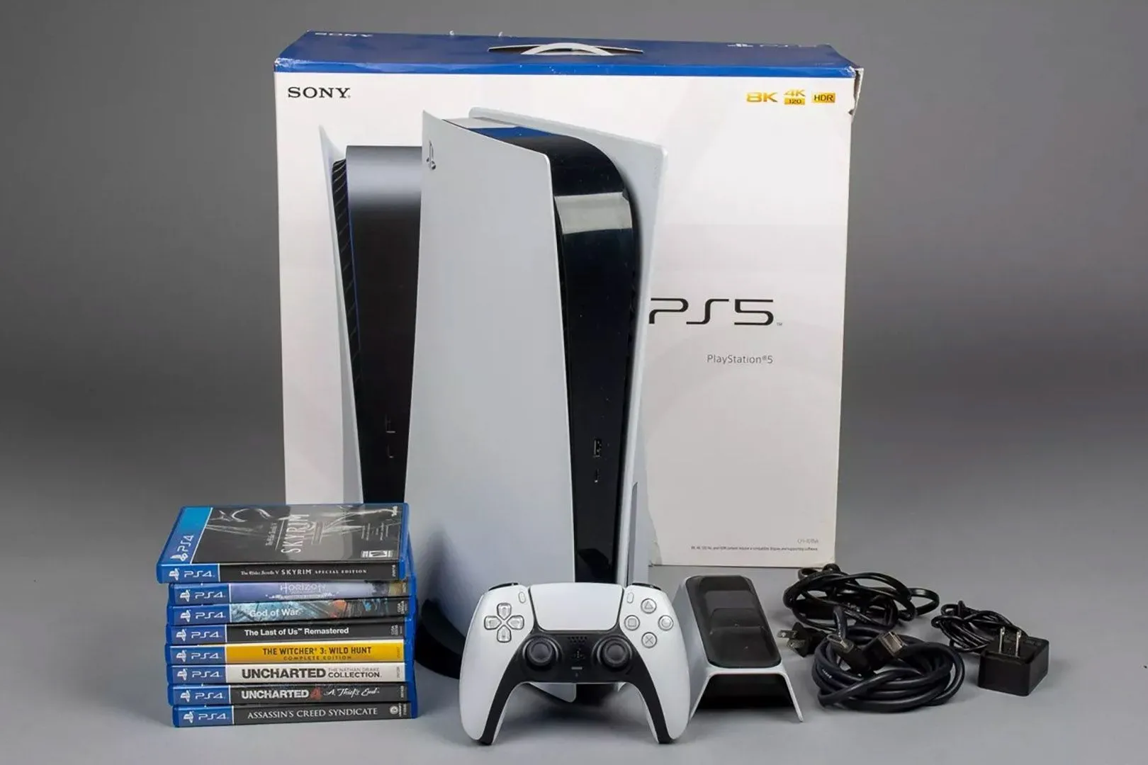 PlayStation 5 kèm các đĩa game, thể hiện trải nghiệm đa dạng trên PlayStation Plus