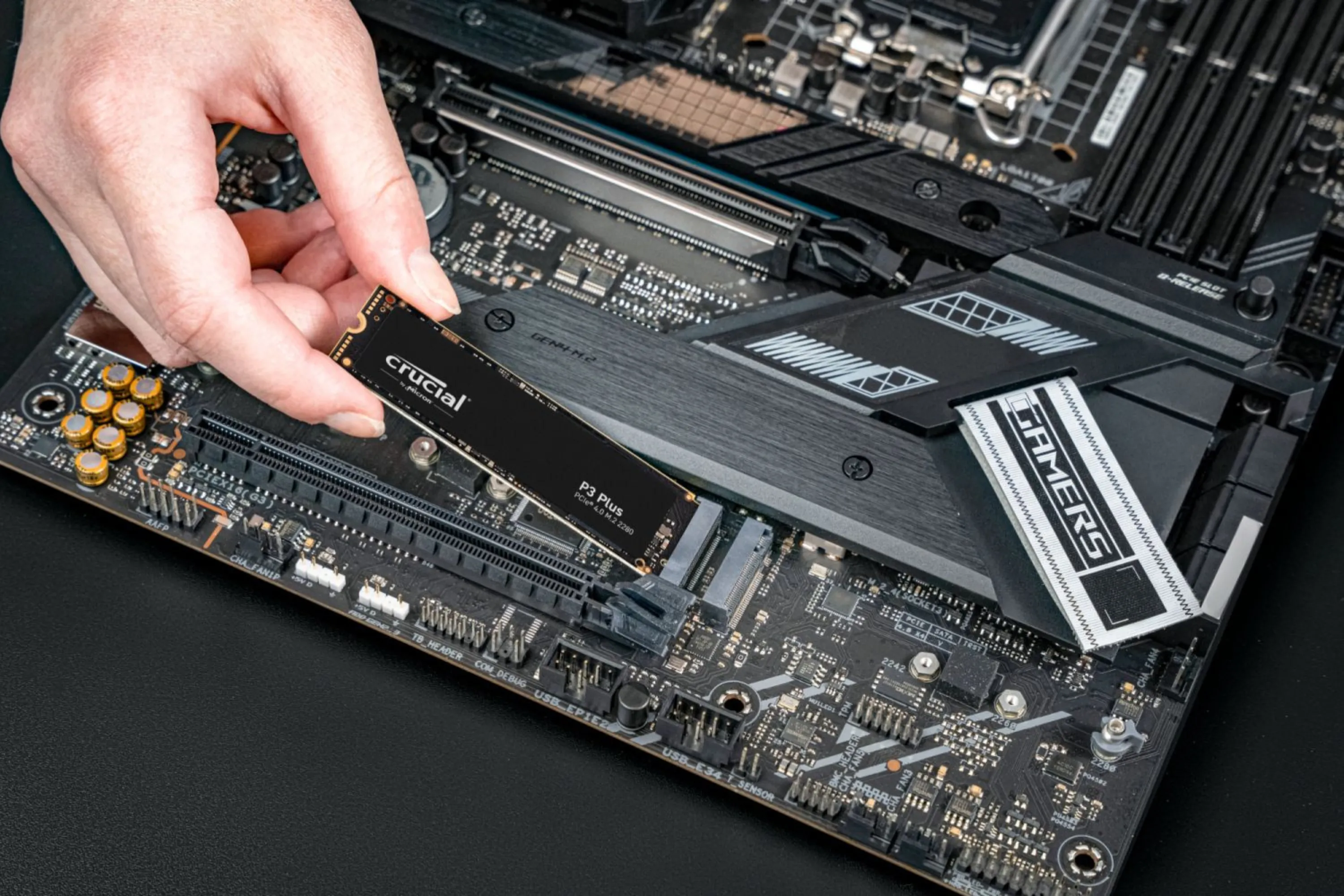 Quá trình lắp đặt SSD NVMe Crucial P3 Plus PCIe M.2 2280 vào khe cắm trên bo mạch chủ