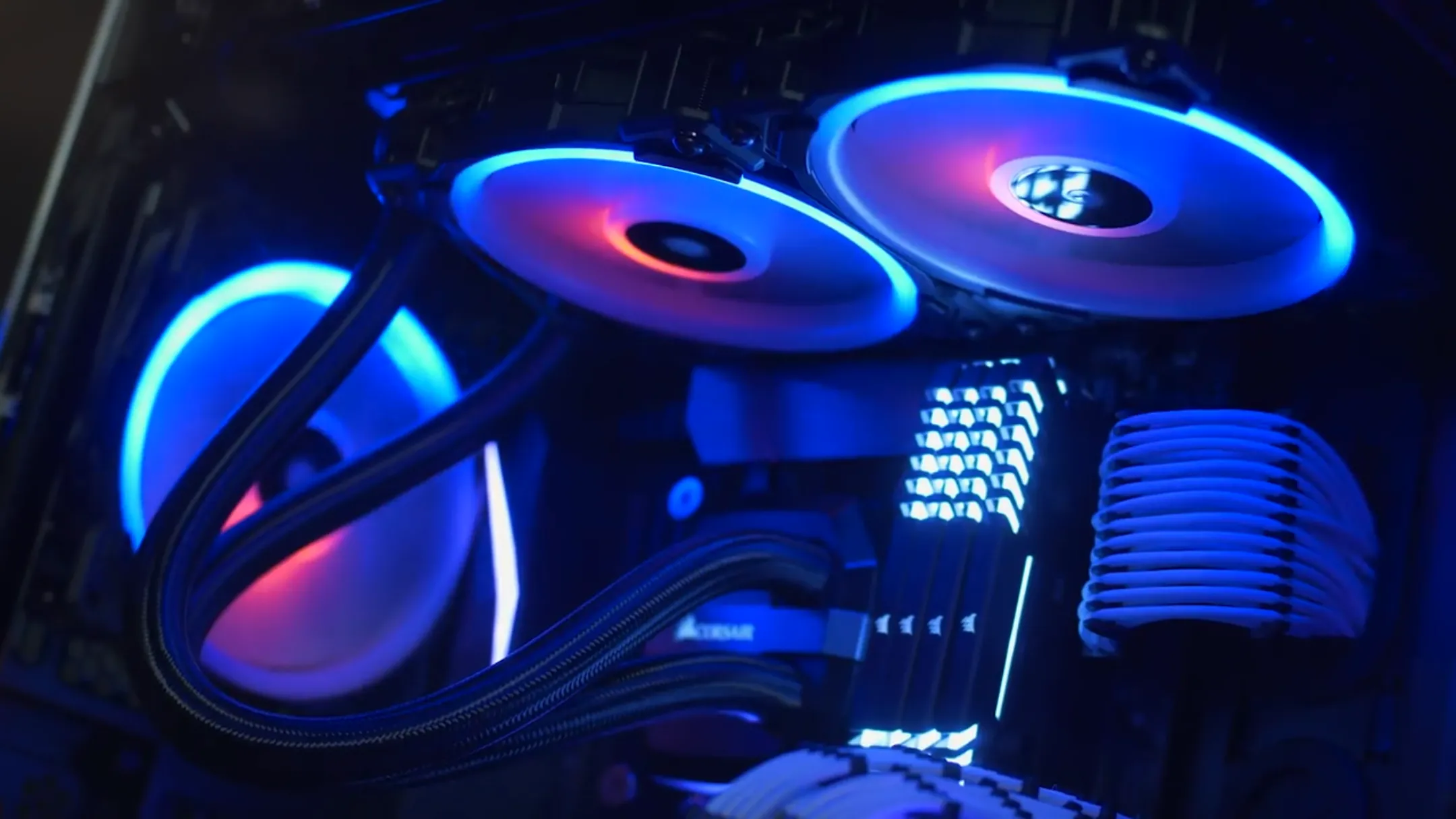 Quạt tản nhiệt Corsair LL120 RGB hoạt động bên trong vỏ máy tính, nhấn mạnh tầm quan trọng của hệ thống làm mát hiệu quả trong home lab