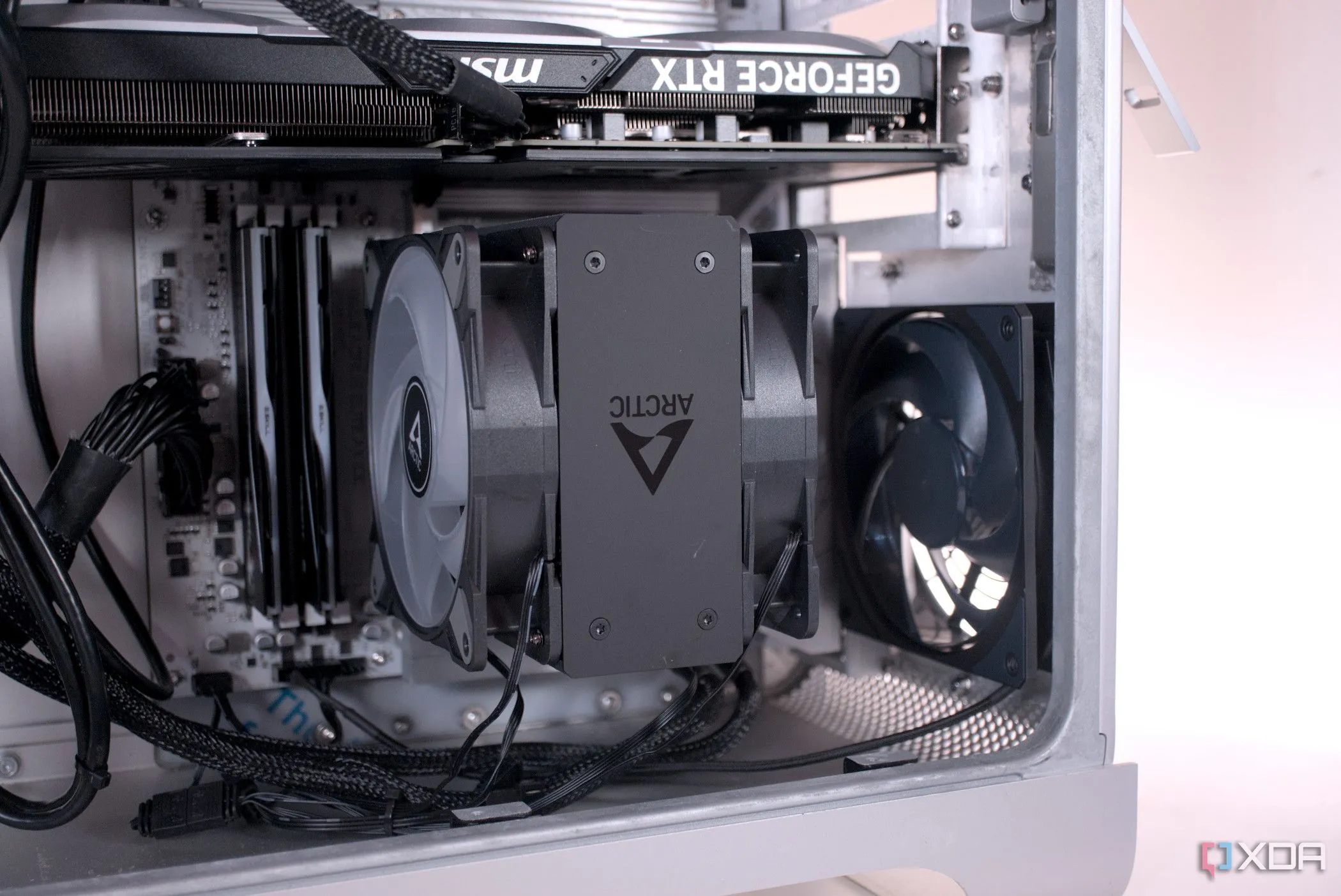 Quạt tản nhiệt CPU bên trong thùng máy G5 hoạt động hiệu quả