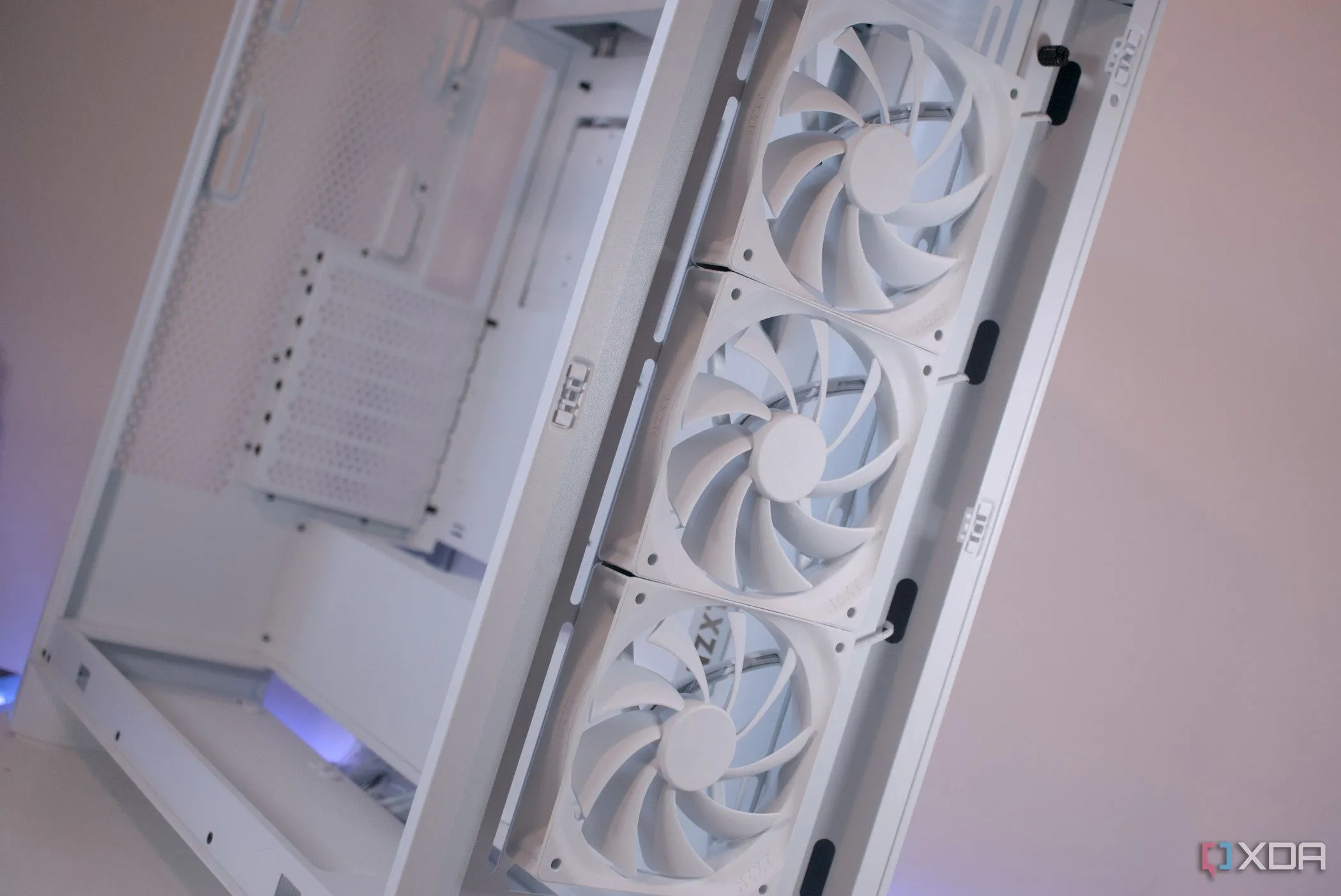 Quạt tản nhiệt của vỏ case NZXT H7 Flow (2024) với đèn RGB