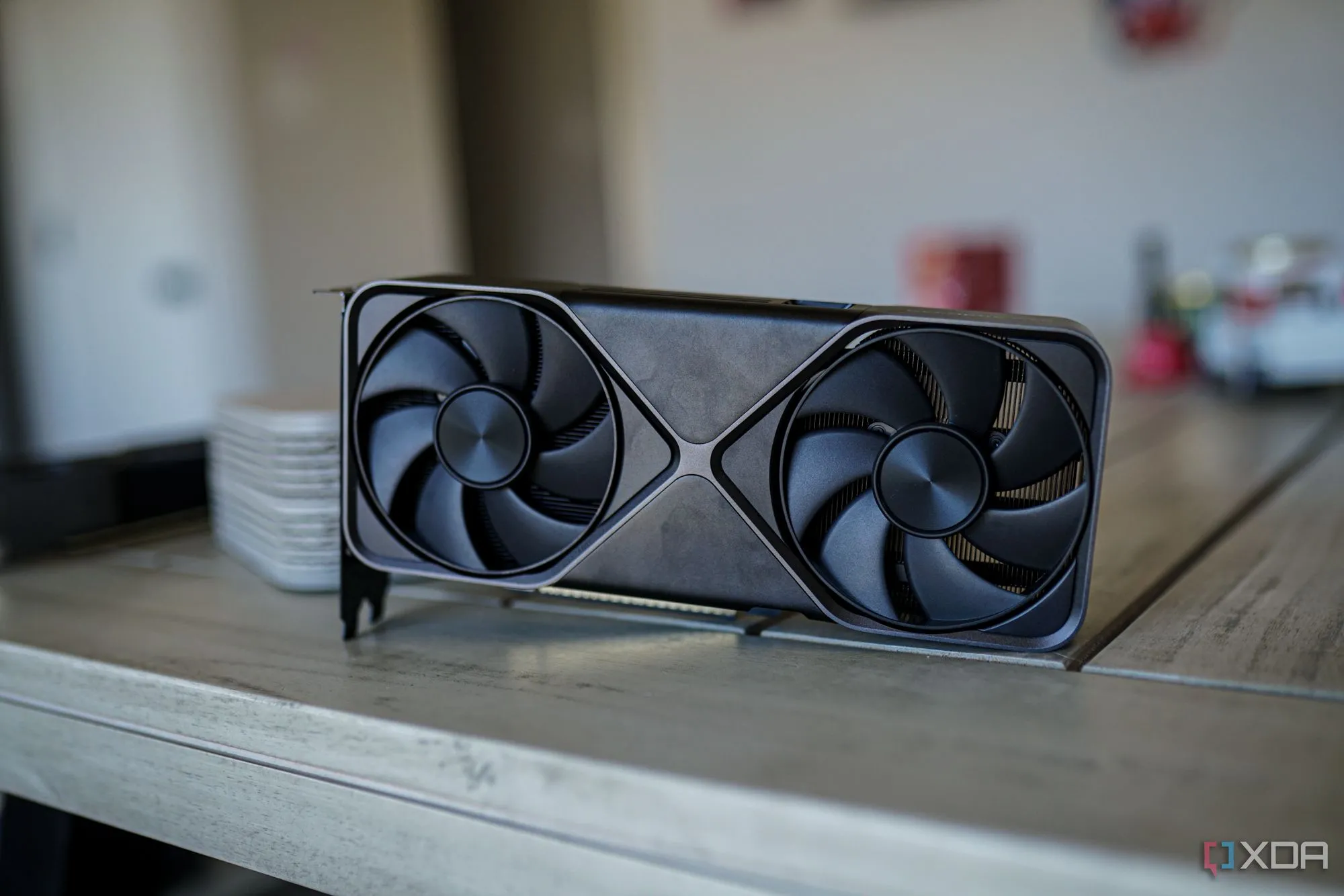 Quạt tản nhiệt trên card đồ họa Nvidia GeForce RTX 5070.