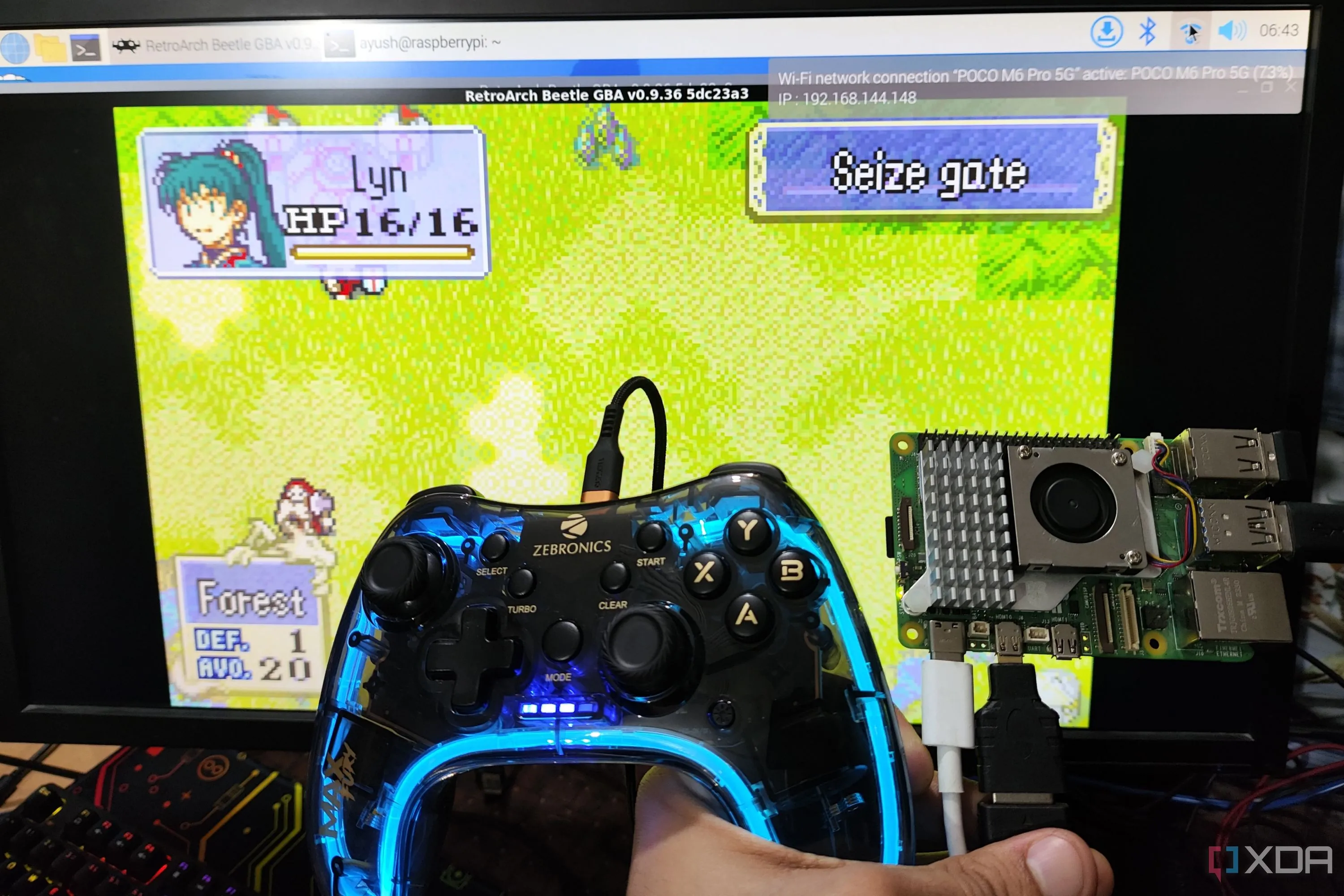 Raspberry Pi 5 kết nối với tay cầm chơi game và màn hình PC, thể hiện khả năng biến Pi thành cỗ máy giả lập game mạnh mẽ