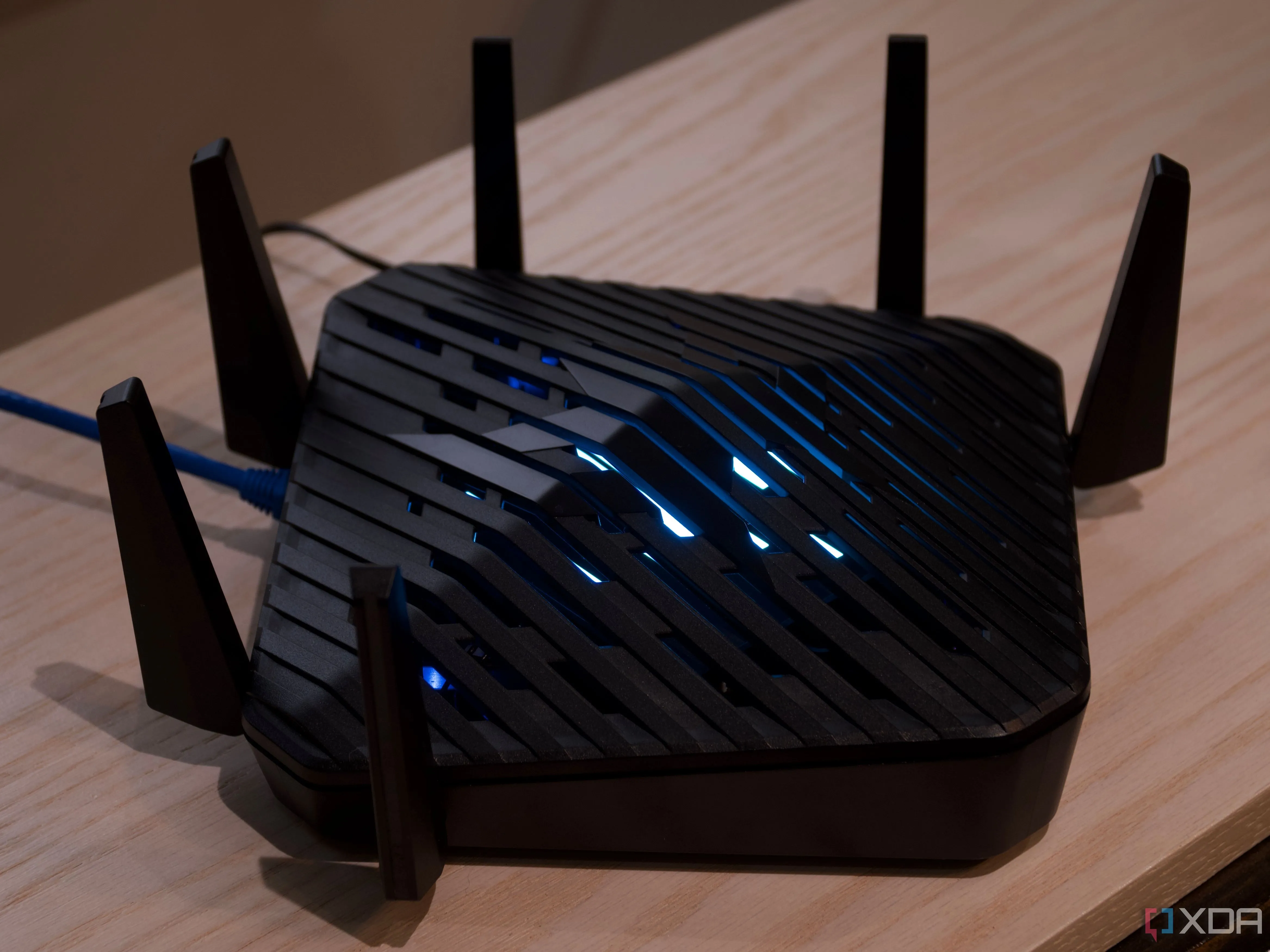 Router Acer Predator Connect W6 đang hoạt động, tượng trưng cho các thiết bị mạng hiện đại thường có tính năng cập nhật tự động firmware để duy trì bảo mật và hiệu suất.