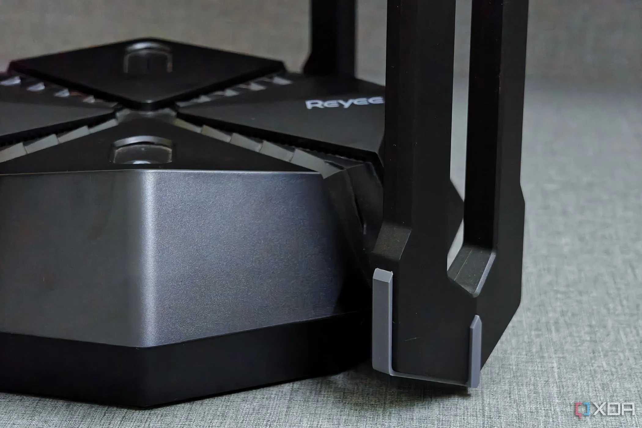 Router gaming Reyee E6 với thiết kế hiện đại, thể hiện công nghệ router tiên tiến