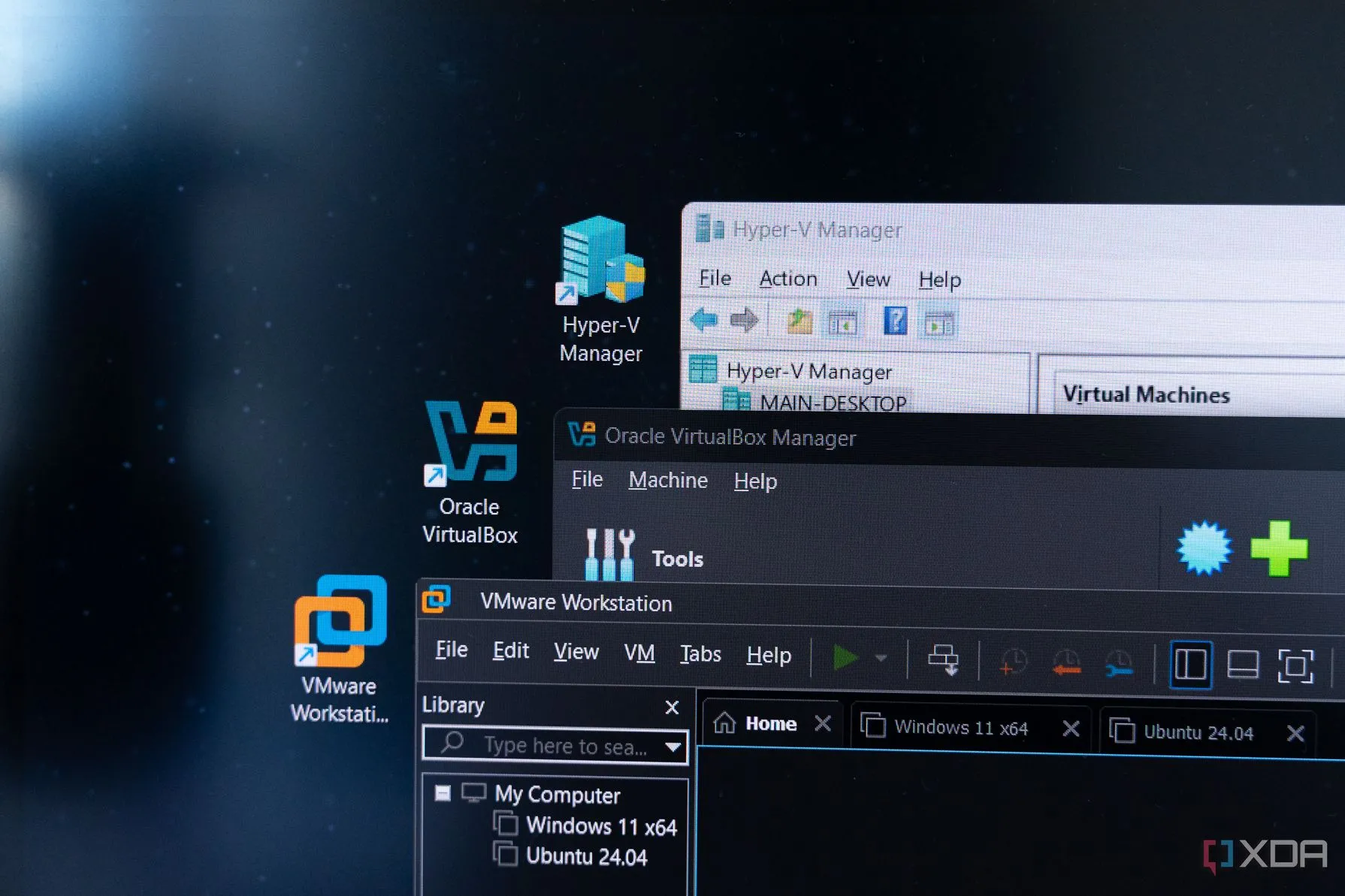 So sánh ba giao diện và logo của các phần mềm hypervisor phổ biến như Proxmox, Hyper-V và VMware, giúp người dùng lựa chọn đúng