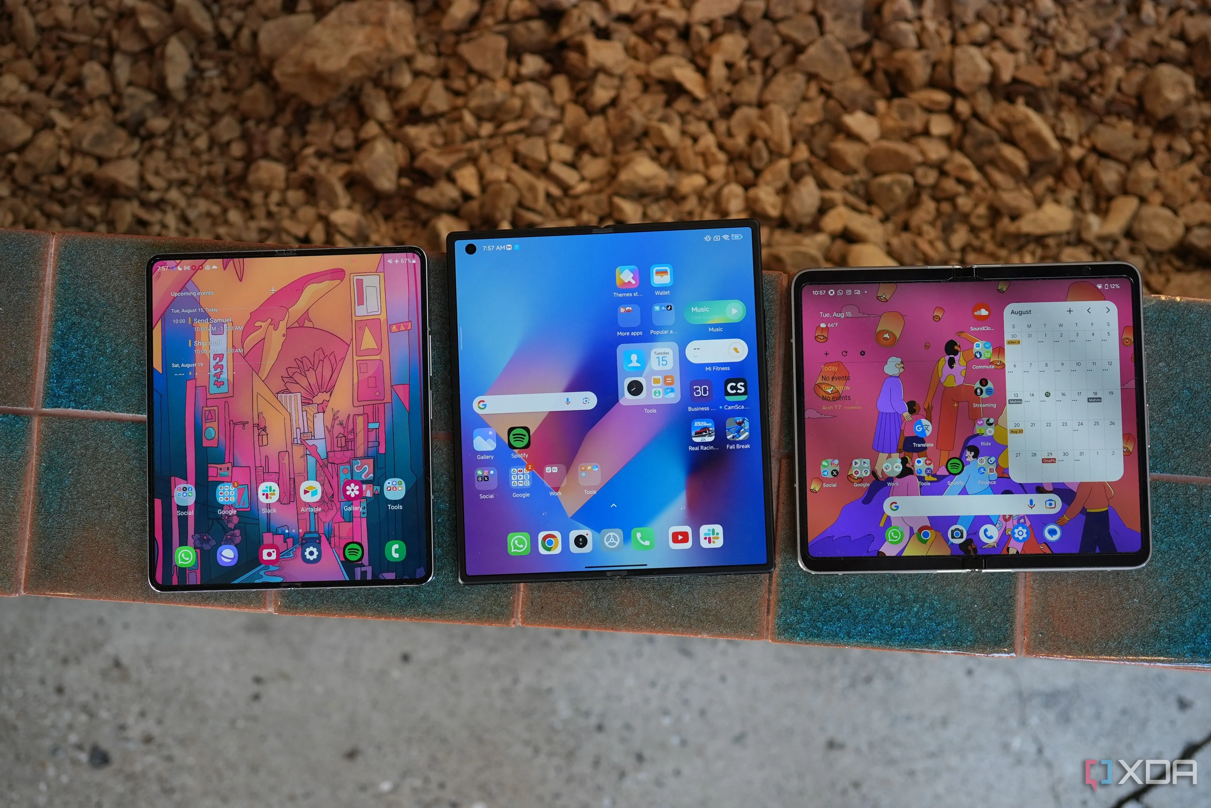 So sánh điện thoại gập Galaxy Z Fold 5, Pixel Fold và Xiaomi Mix Fold 3, minh họa sự đa dạng trên thị trường điện thoại gập.