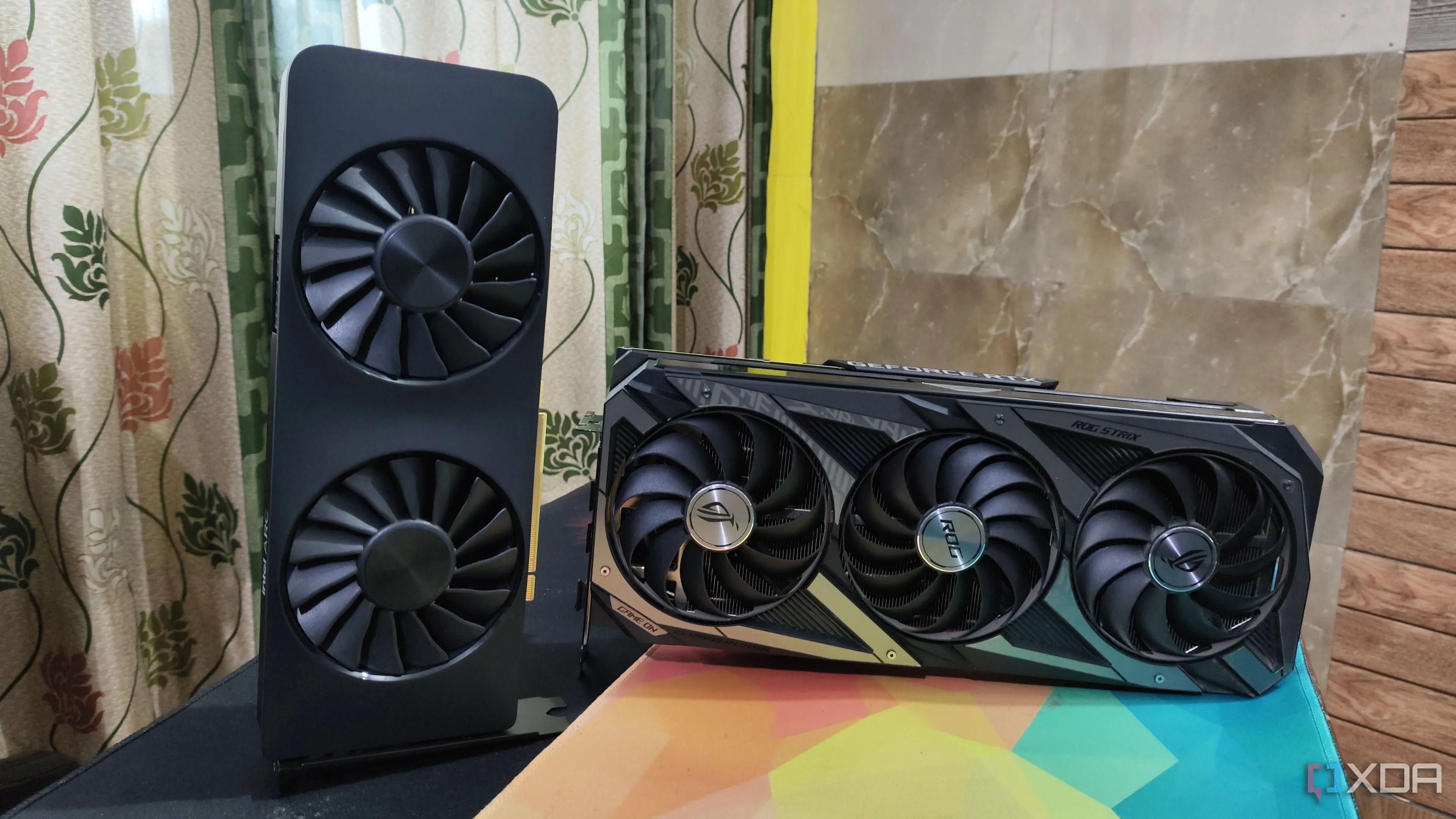 So sánh kích thước GPU Intel Arc A750 và ASUS ROG Strix RTX 3080 Ti